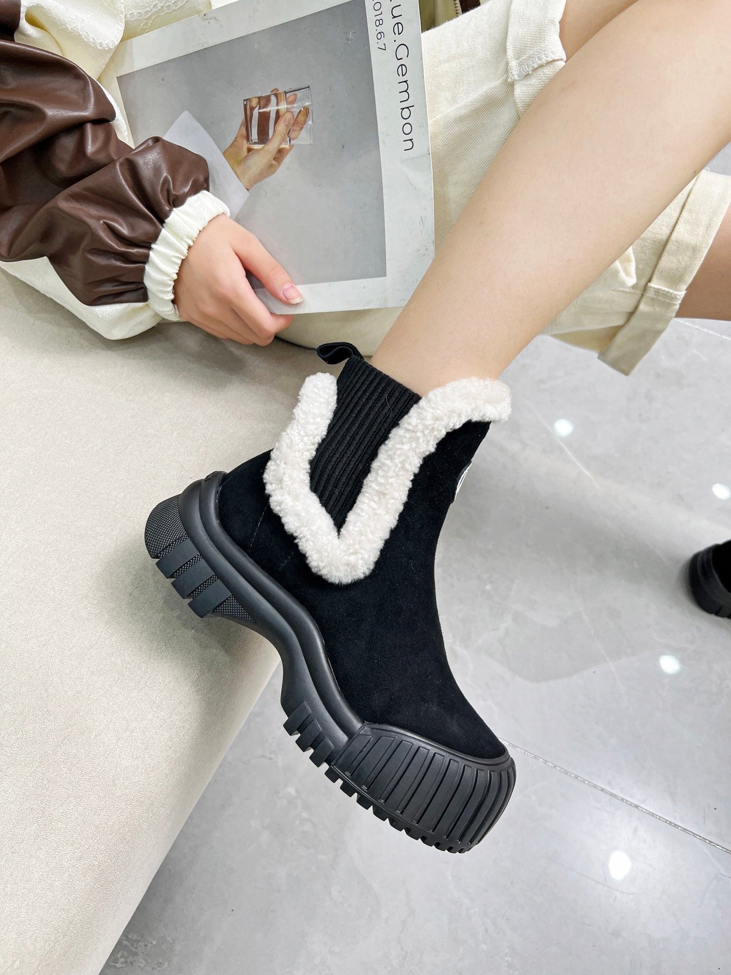 LV RUBY FLAT ANKLE BOOT IN BLACK SUEDE CALF LEATHER AND WHITE SHEARLING - 35