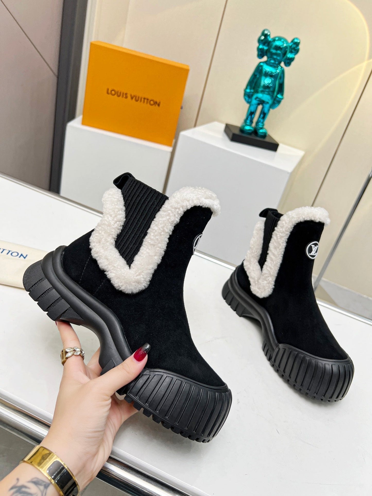 LV RUBY FLAT ANKLE BOOT IN BLACK SUEDE CALF LEATHER AND WHITE SHEARLING - 35