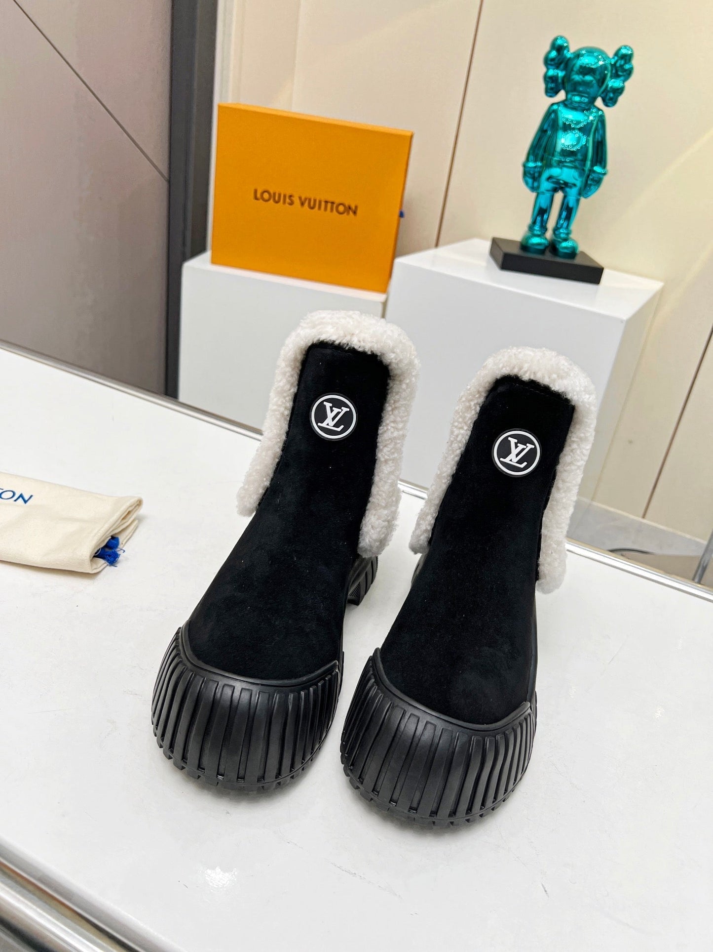 LV RUBY FLAT ANKLE BOOT IN BLACK SUEDE CALF LEATHER AND WHITE SHEARLING - 35