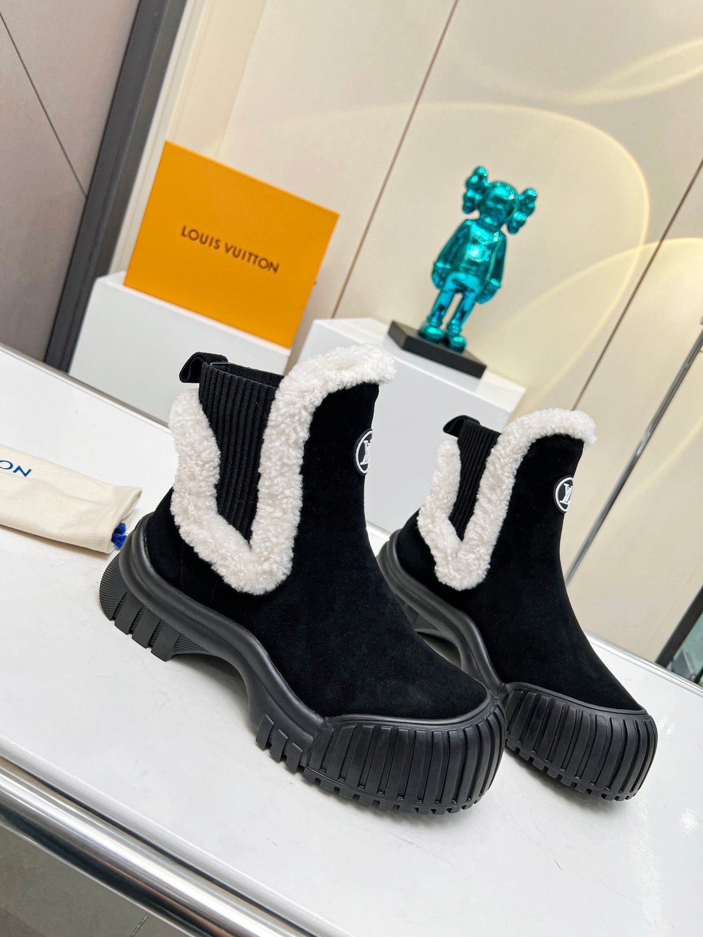 LV RUBY FLAT ANKLE BOOT IN BLACK SUEDE CALF LEATHER AND WHITE SHEARLING - 35