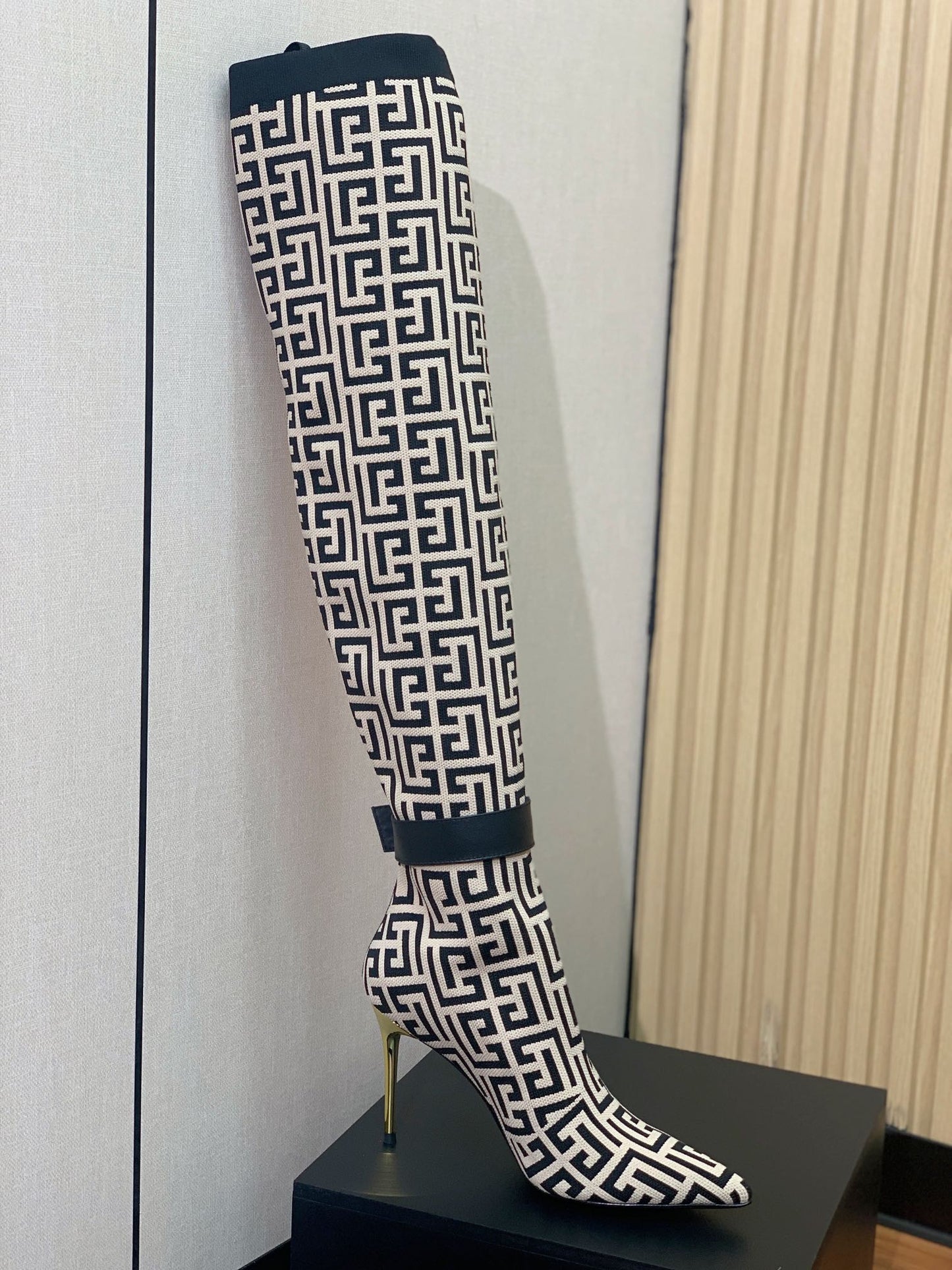 BALMAIN 26S ВИСОКІ ЧОБОТИ 105 ММ В ЧОРНО-БІЛОМУ СТИЛІ FLYKNIT 4