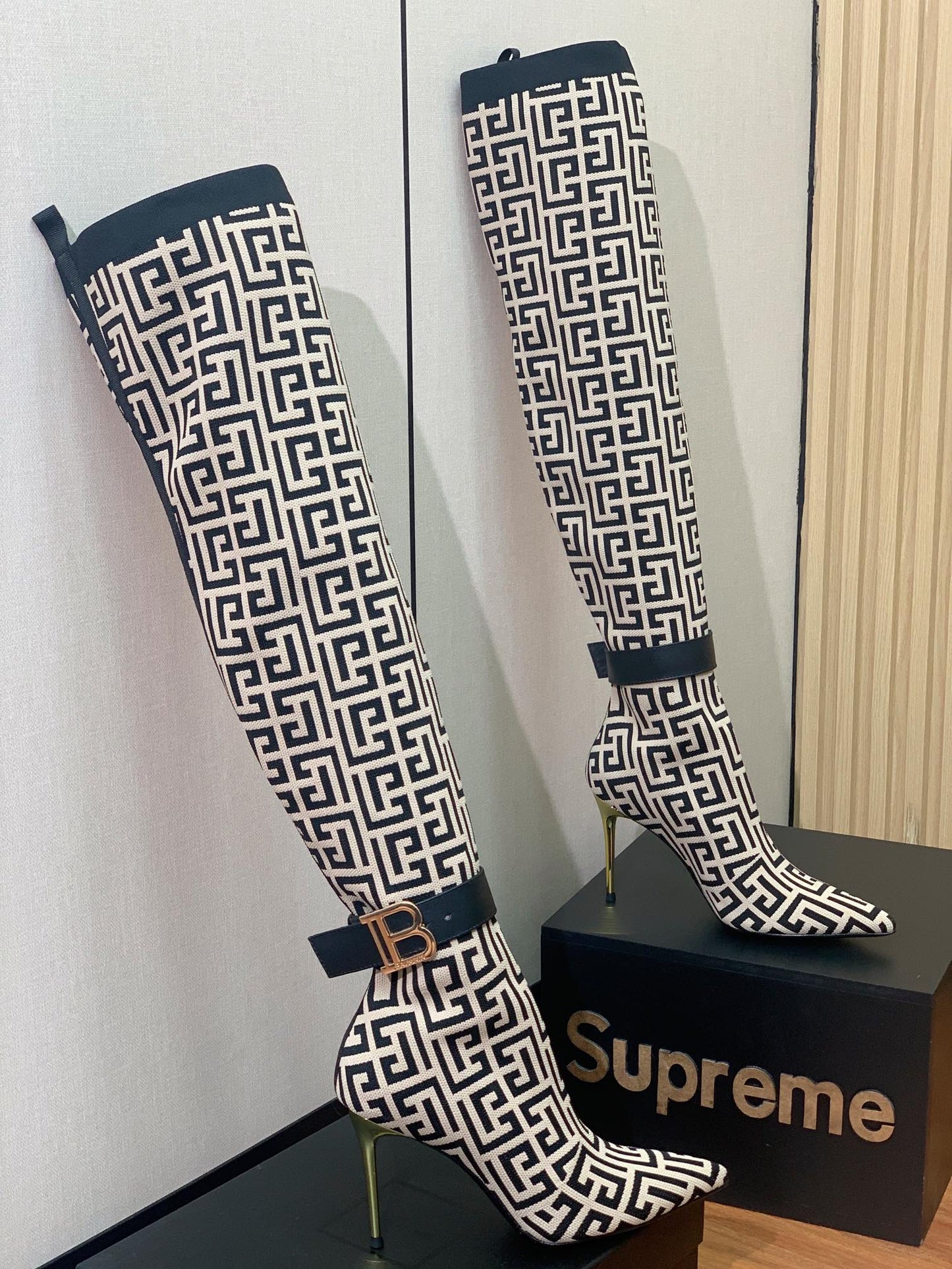 BALMAIN 26S ВИСОКІ ЧОБОТИ 105 ММ В ЧОРНО-БІЛОМУ СТИЛІ FLYKNIT 4
