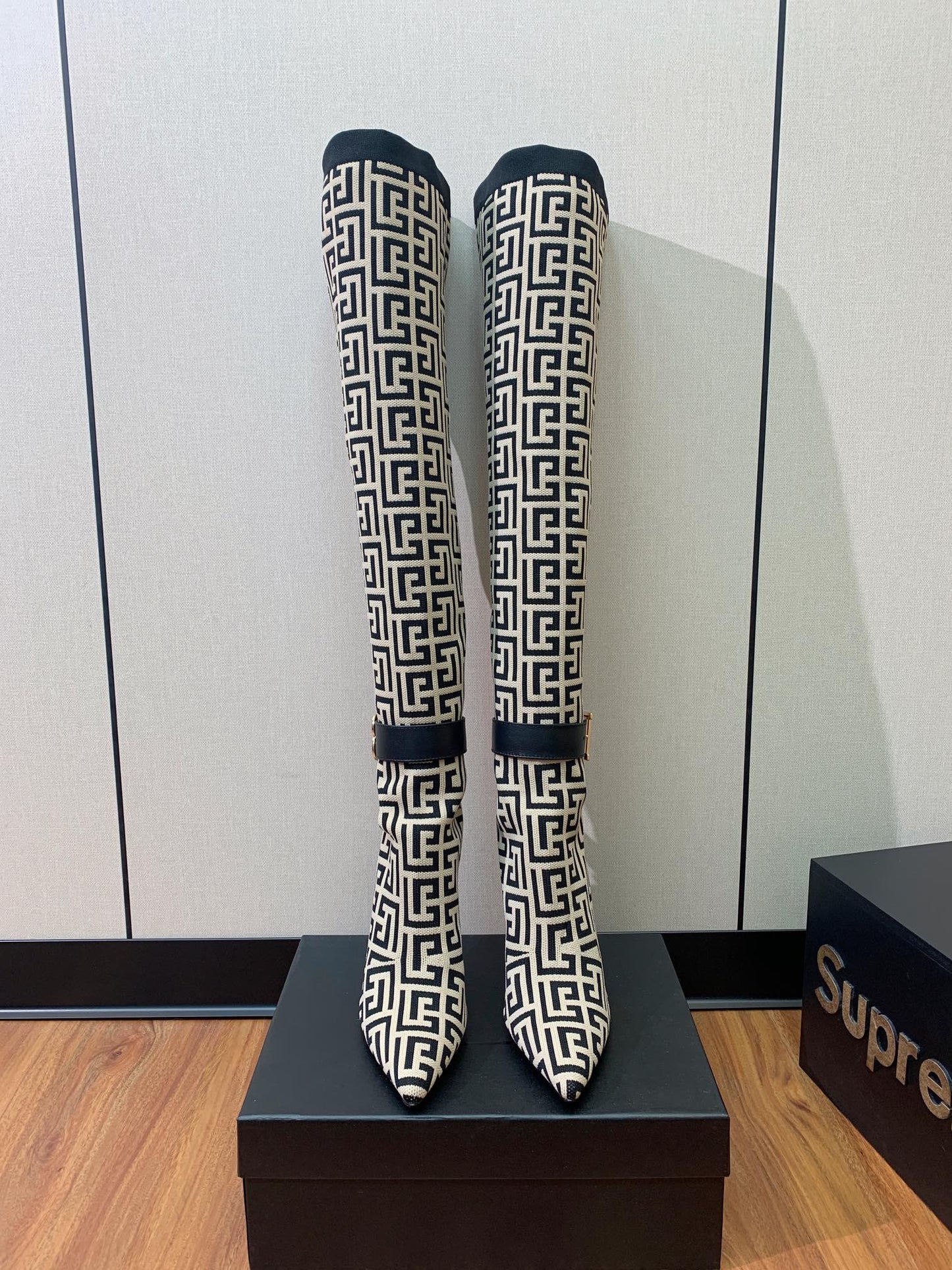 BALMAIN 26S ВИСОКІ ЧОБОТИ 105 ММ В ЧОРНО-БІЛОМУ СТИЛІ FLYKNIT 4