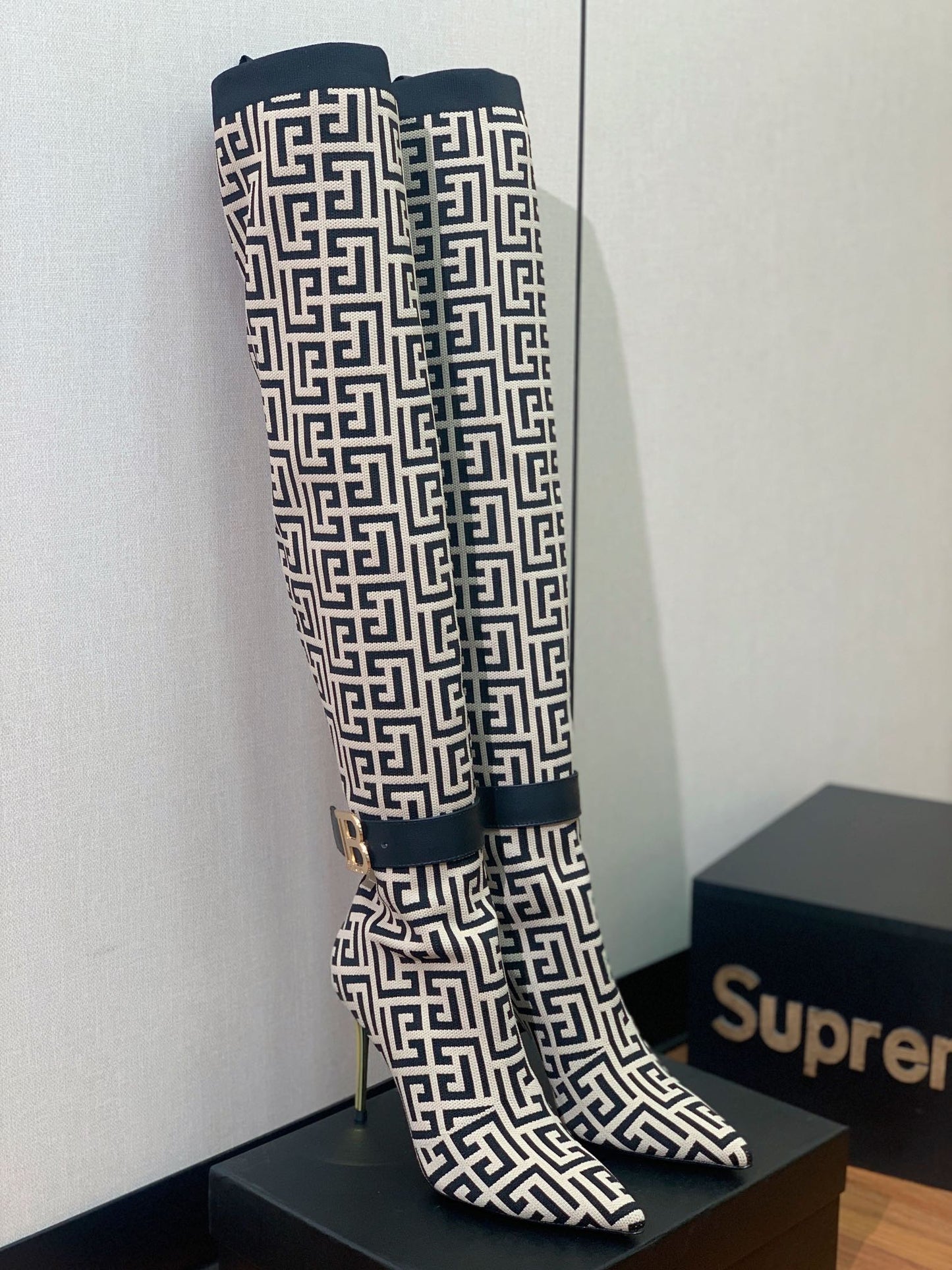 BALMAIN 26S ВИСОКІ ЧОБОТИ 105 ММ В ЧОРНО-БІЛОМУ СТИЛІ FLYKNIT 4