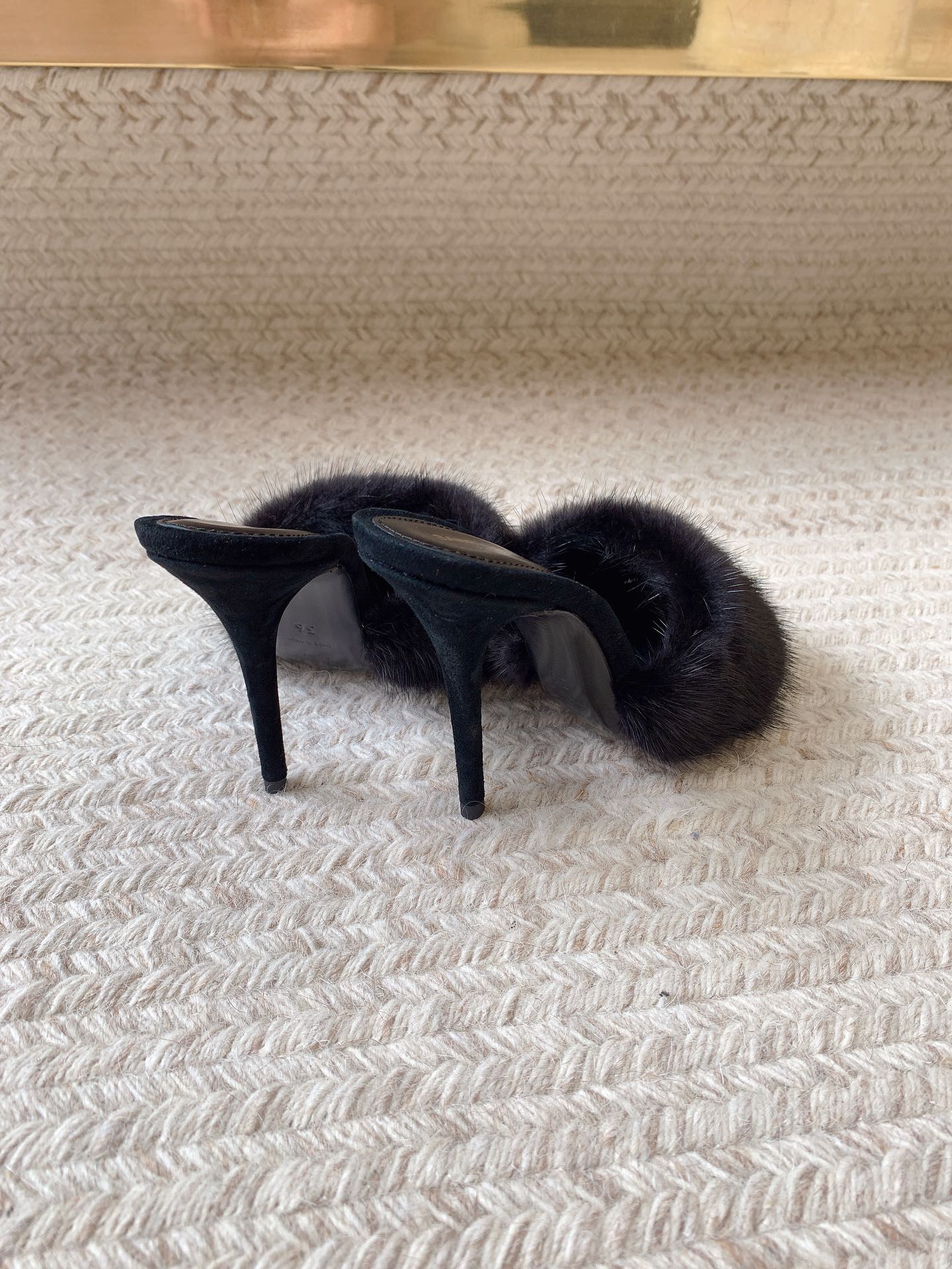 LA 16 HEELED MULES IN BLACK RABBIT FUR AND SMOOTH LAMBSKIN - 34