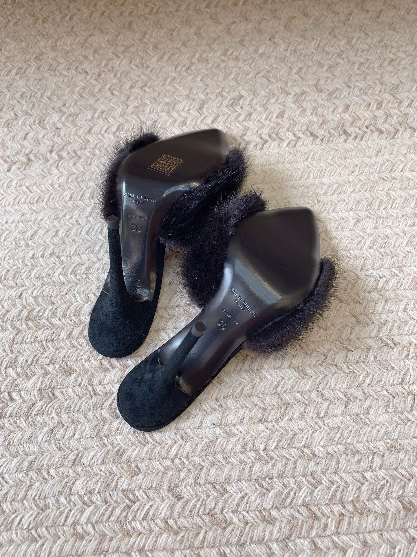 LA 16 HEELED MULES IN BLACK RABBIT FUR AND SMOOTH LAMBSKIN - 34