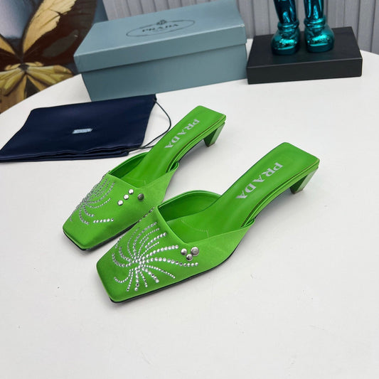 PRADA 26S MULE 40 ММ З АТЛАСУ КОЛЬОРУ ЯБЛУКА, ПРИКРАШЕНІ КРИСТАЛАМИ