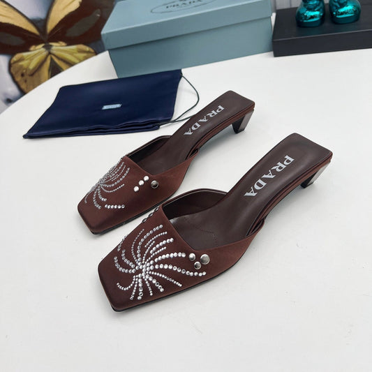 ШЛЬОПАНЦІ PRADA 26S MULE 40 ММ З ТЕМНО-КОРИЧНЕВОГО АТЛАСУ, РОЗШИТІ КРИСТАЛАМИ