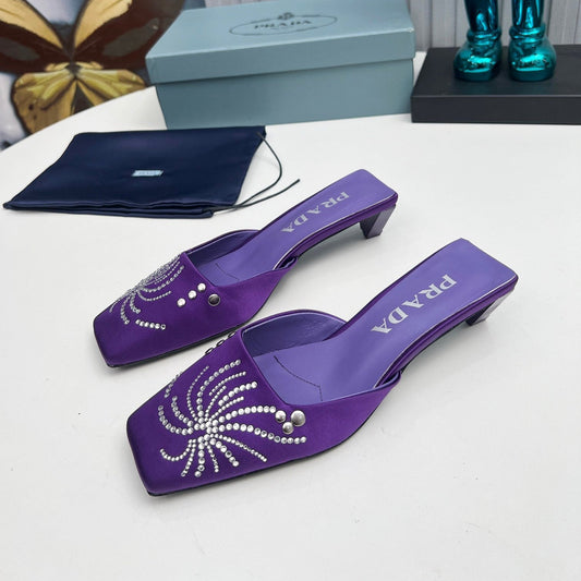 PRADA 26S MULE 40 ММ З ФІОЛЕТОВОГО АТЛАСУ, ІНКРУСТОВАНІ КРИСТАЛАМИ