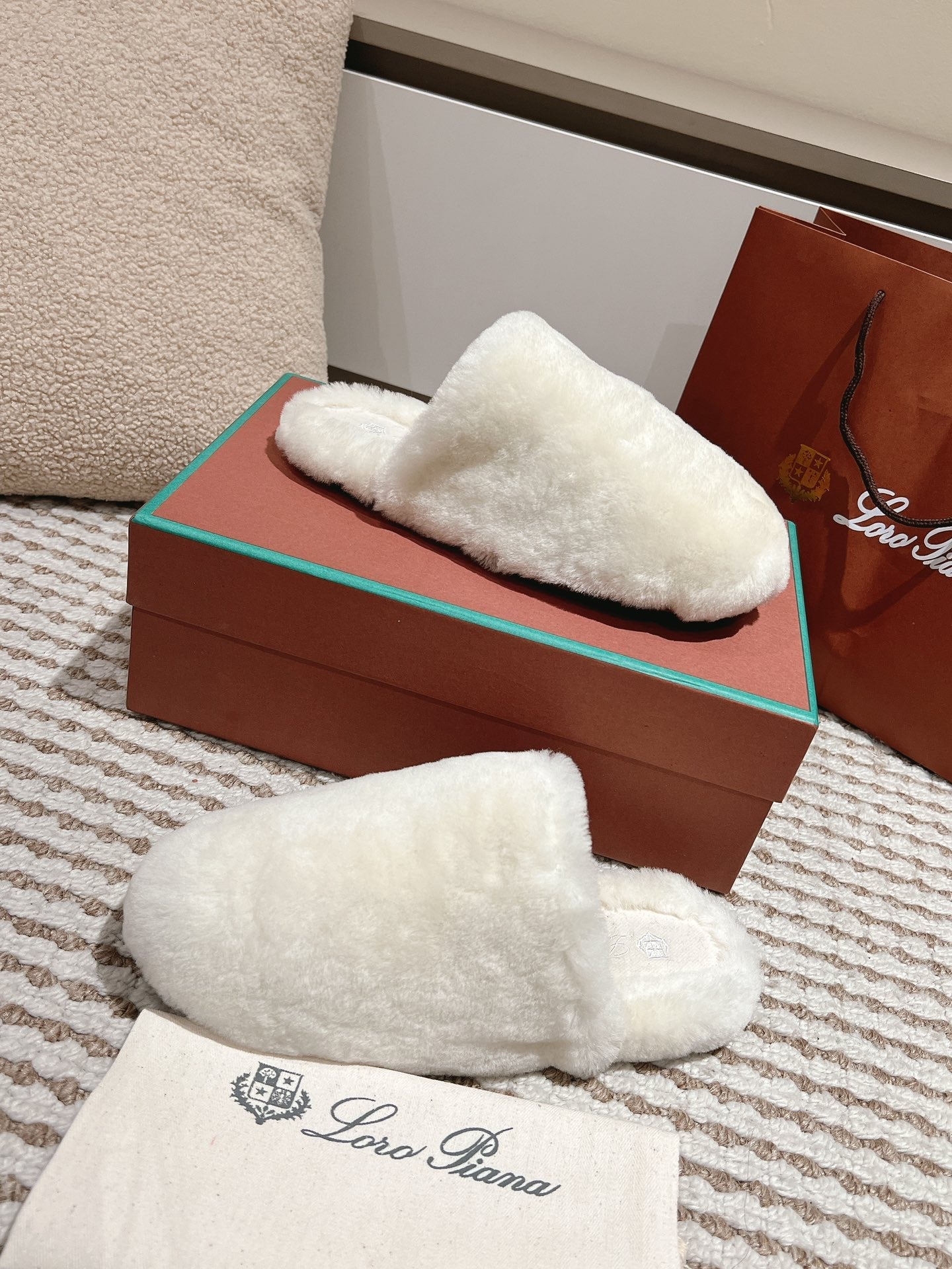 LP NATURAL WINTERCOZY WOOL WHITE SLIPPERS - 35