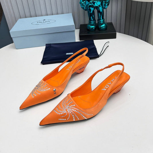 PRADA 26S ГОСТРОНОСІ ТУФЛІ З РЕМІНЦЕМ НА П'ЯТІ 40 ММ З ПОМАРАНЧЕВОГО АТЛАСУ, ПРИКРАШЕНІ КРИСТАЛАМИ