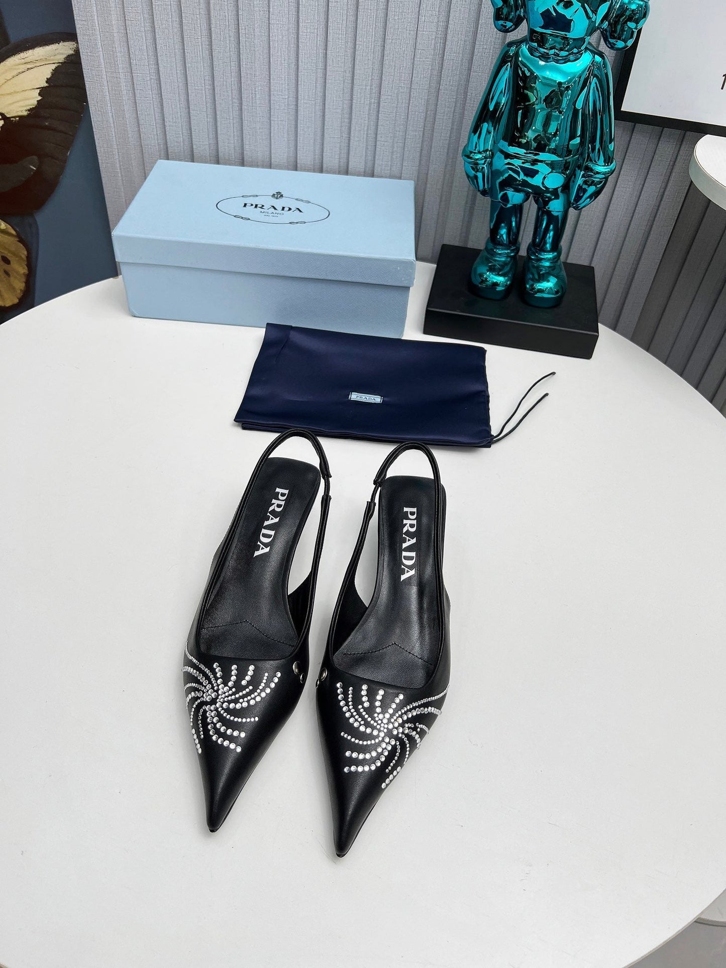 PRADA 26S ГОСТРОНОСІ ТУФЛІ-СЛІНГБЕКИ 40 ММ З ЧОРНОЇ ТЕЛЯЧОЇ ШКІРИ, ПРИКРАШЕНІ КРИСТАЛАМИ
