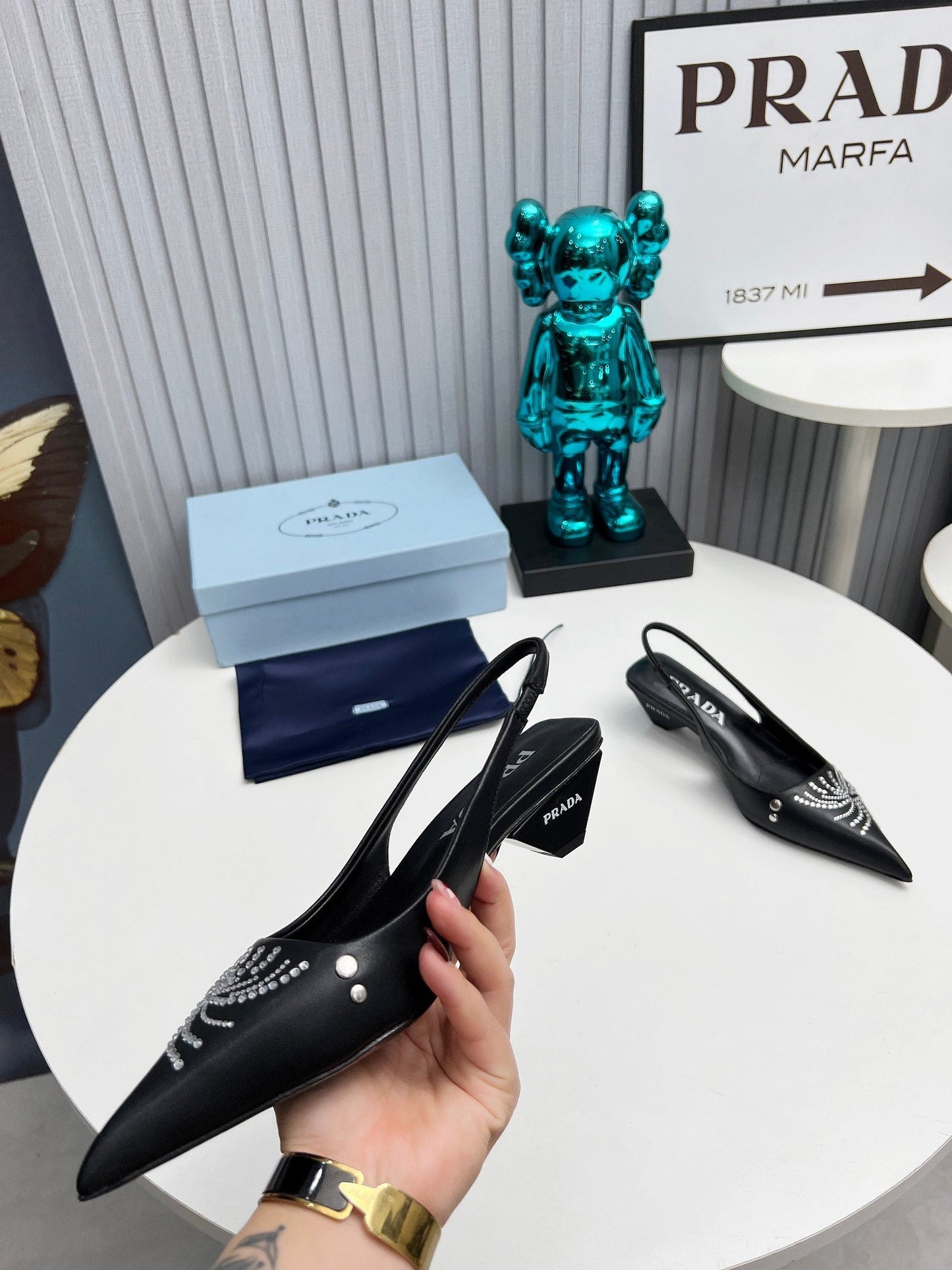 PRADA 26S ГОСТРОНОСІ ТУФЛІ-СЛІНГБЕКИ 40 ММ З ЧОРНОЇ ТЕЛЯЧОЇ ШКІРИ, ПРИКРАШЕНІ КРИСТАЛАМИ