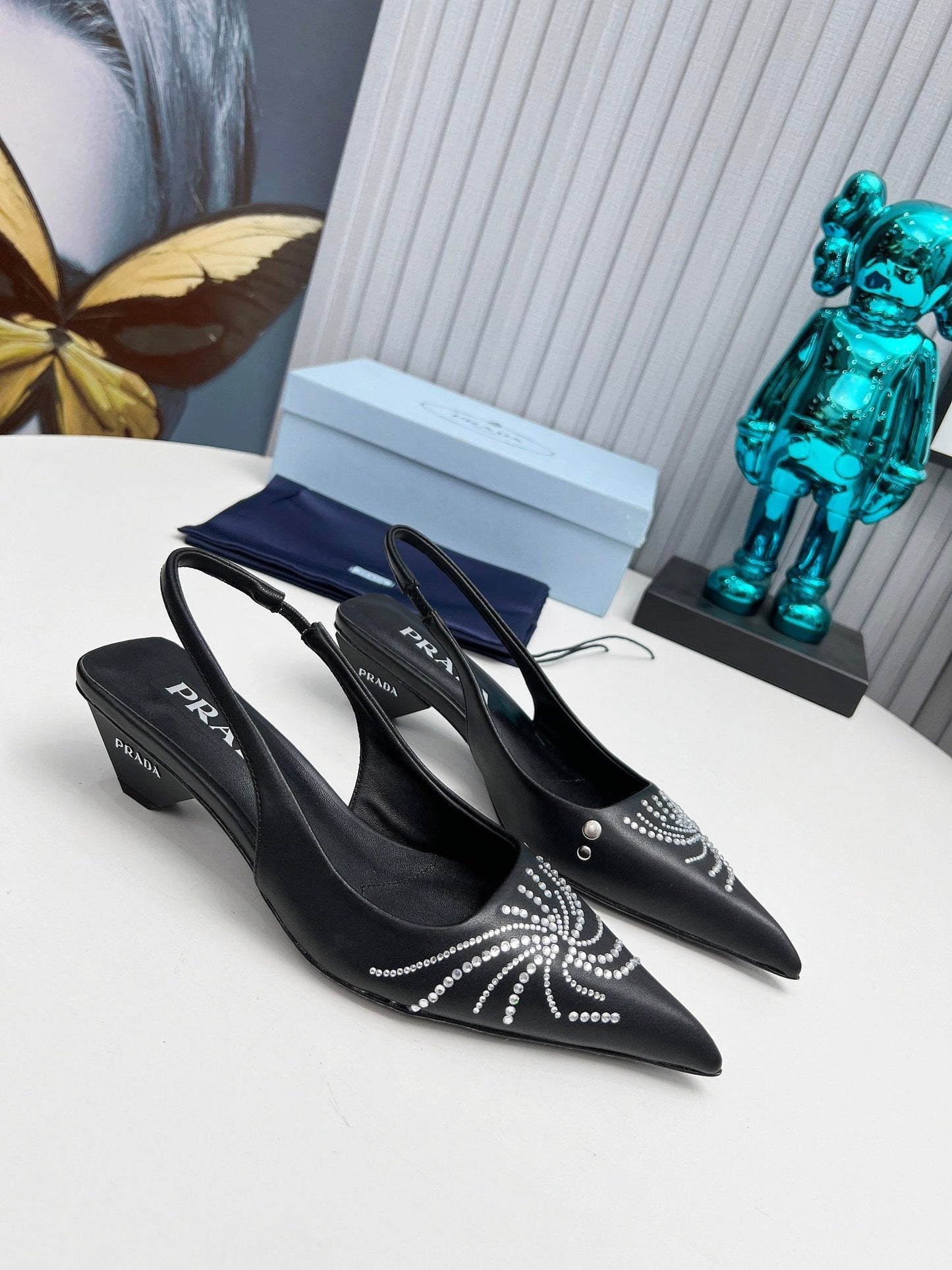 PRADA 26S ГОСТРОНОСІ ТУФЛІ-СЛІНГБЕКИ 40 ММ З ЧОРНОЇ ТЕЛЯЧОЇ ШКІРИ, ПРИКРАШЕНІ КРИСТАЛАМИ