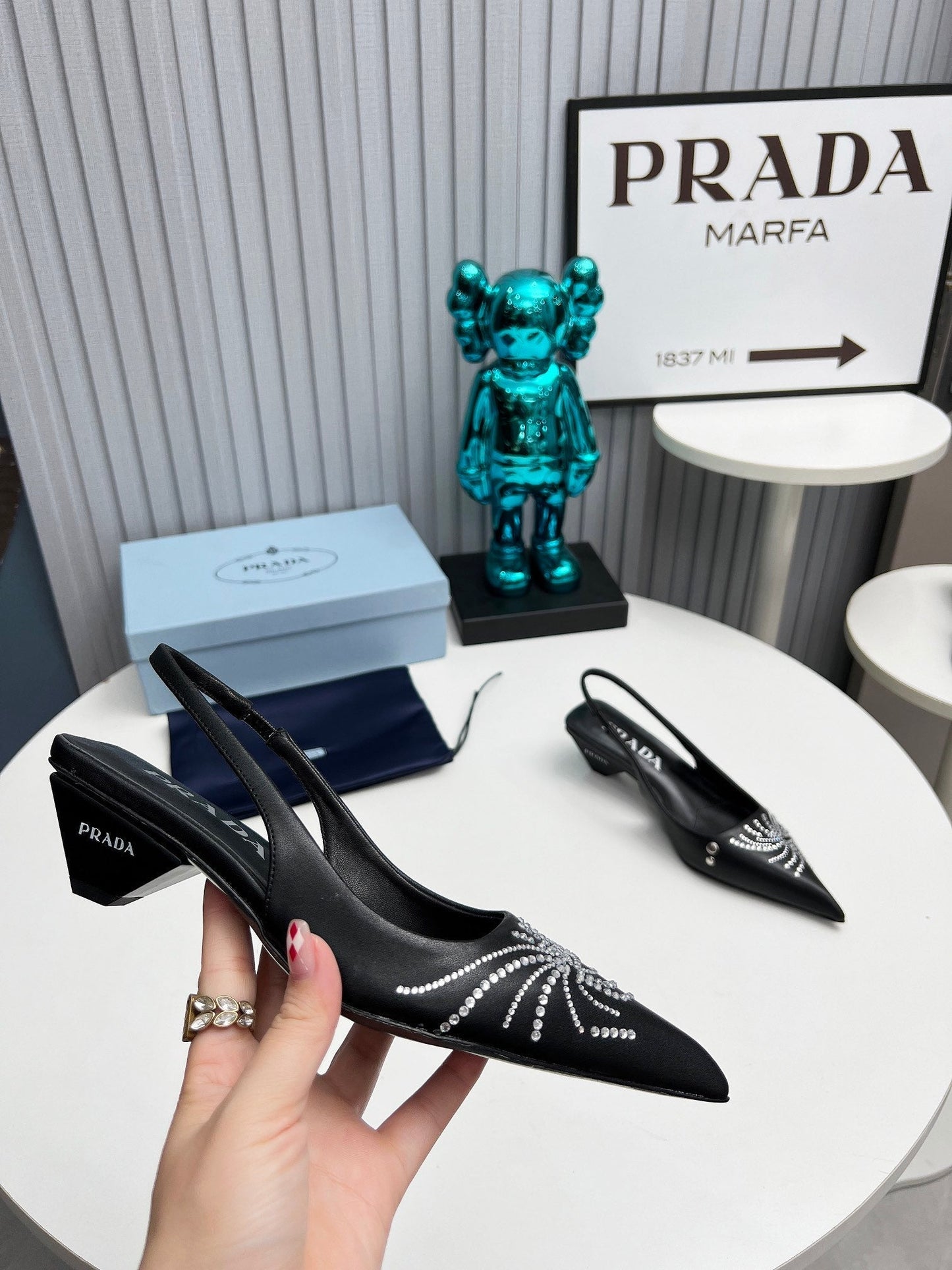 PRADA 26S ГОСТРОНОСІ ТУФЛІ-СЛІНГБЕКИ 40 ММ З ЧОРНОЇ ТЕЛЯЧОЇ ШКІРИ, ПРИКРАШЕНІ КРИСТАЛАМИ
