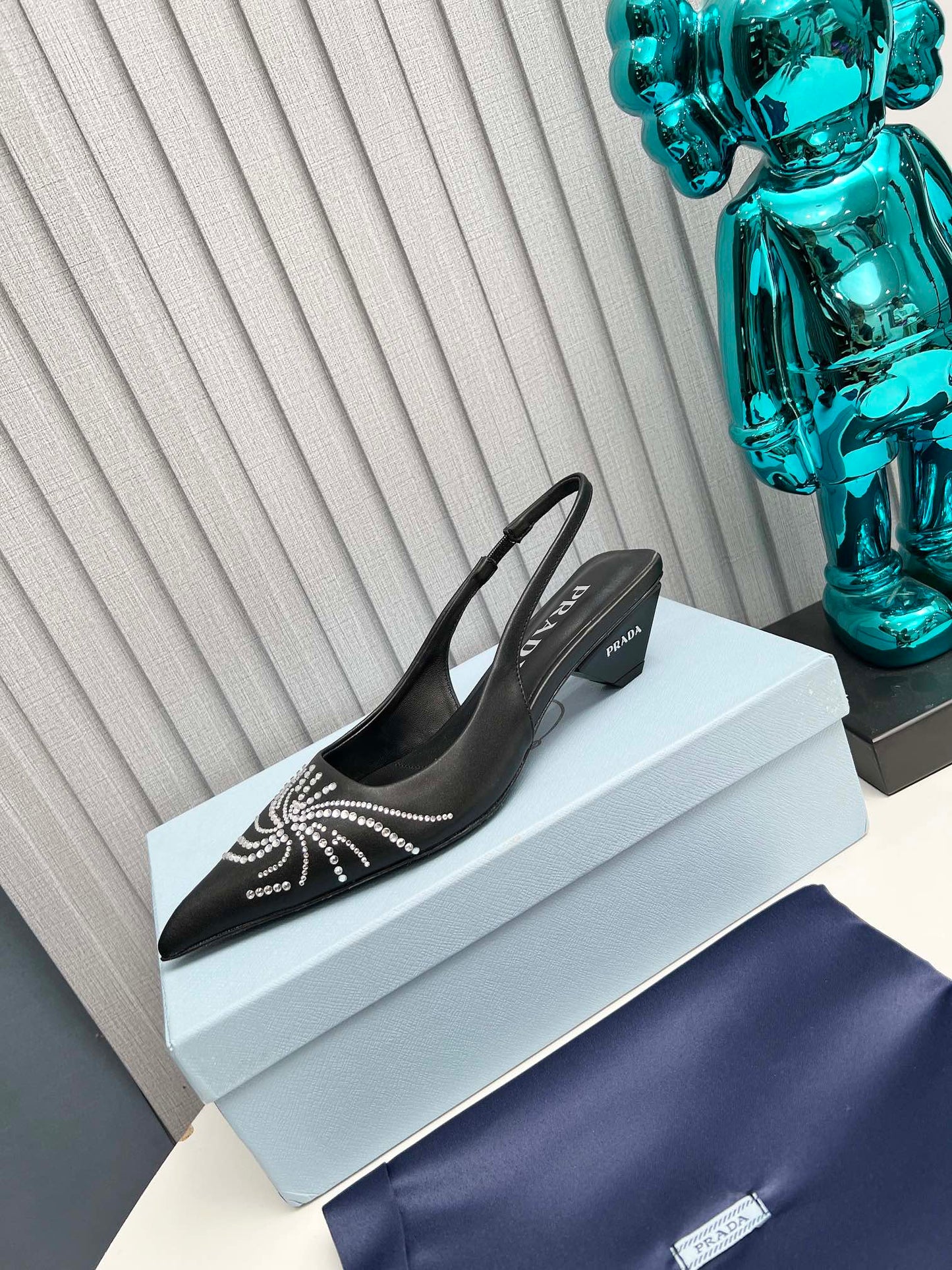 PRADA 26S ГОСТРОНОСІ ТУФЛІ-СЛІНГБЕКИ 40 ММ З ЧОРНОЇ ТЕЛЯЧОЇ ШКІРИ, ПРИКРАШЕНІ КРИСТАЛАМИ