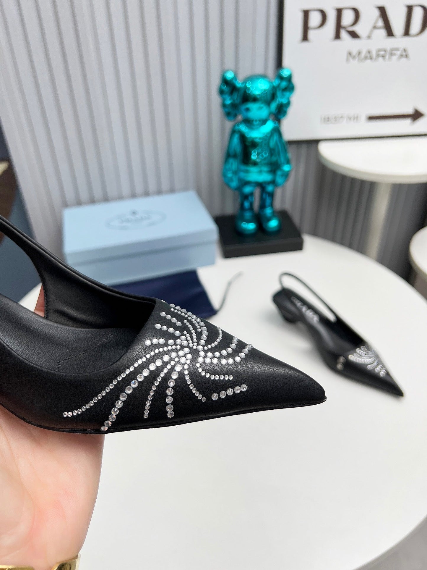 PRADA 26S ГОСТРОНОСІ ТУФЛІ-СЛІНГБЕКИ 40 ММ З ЧОРНОЇ ТЕЛЯЧОЇ ШКІРИ, ПРИКРАШЕНІ КРИСТАЛАМИ