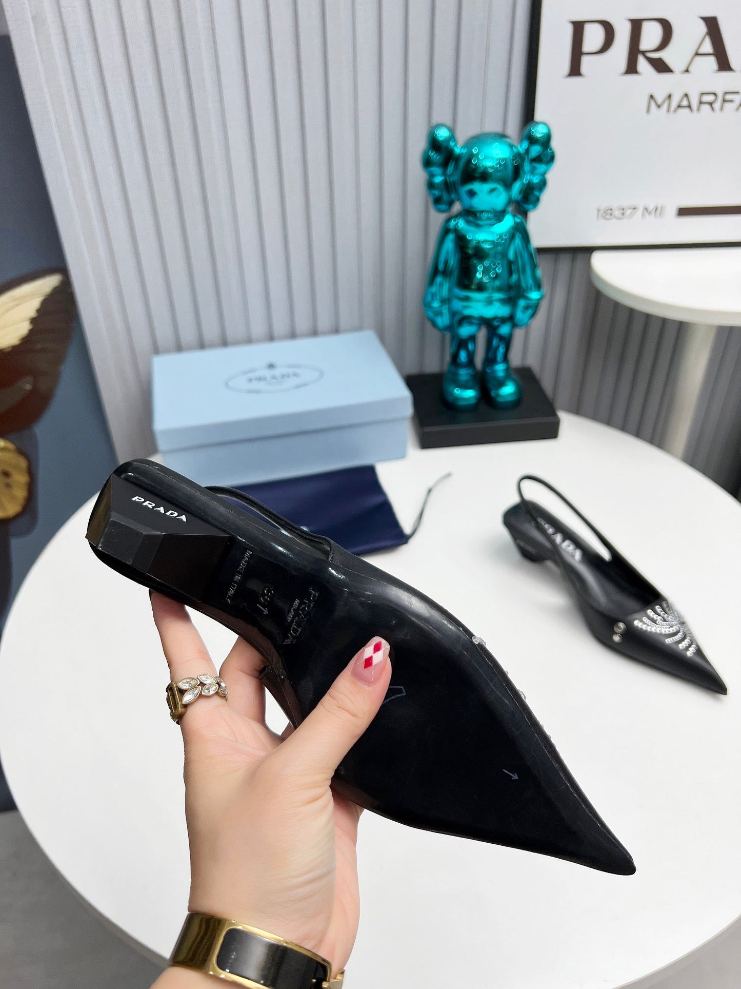 PRADA 26S ГОСТРОНОСІ ТУФЛІ-СЛІНГБЕКИ 40 ММ З ЧОРНОЇ ТЕЛЯЧОЇ ШКІРИ, ПРИКРАШЕНІ КРИСТАЛАМИ