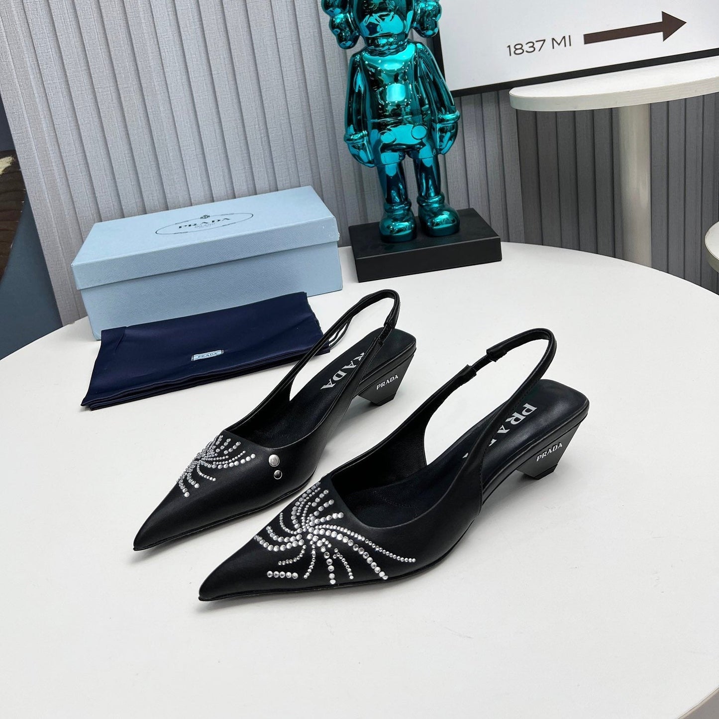 PRADA 26S ГОСТРОНОСІ ТУФЛІ-СЛІНГБЕКИ 40 ММ З ЧОРНОЇ ТЕЛЯЧОЇ ШКІРИ, ПРИКРАШЕНІ КРИСТАЛАМИ