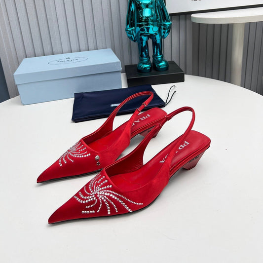 PRADA 26S ЗАГОСТРЕНІ ТУФЛІ-СЛІНГБЕКИ 40 ММ З ТЕМНО-ЧЕРВОНОГО АТЛАСУ, ПРИКРАШЕНІ КРИСТАЛАМИ