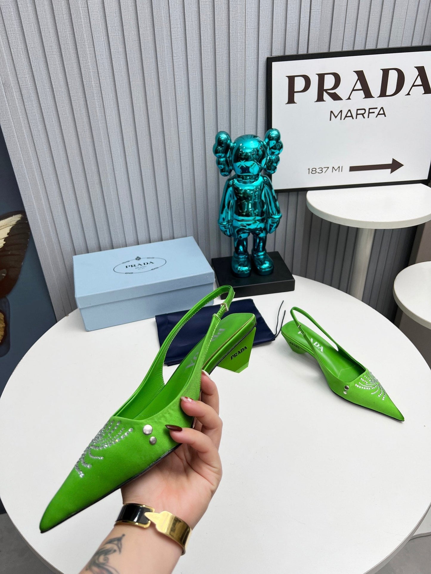 PRADA 26S СЛІНГБЕКИ З ЗАГОСТРЕНИМ НОСКОМ 40 ММ З АТЛАСУ ЯБЛУЧНО-ЗЕЛЕНОГО КОЛЬОРУ, ПРИКРАШЕНІ КРИСТАЛАМИ