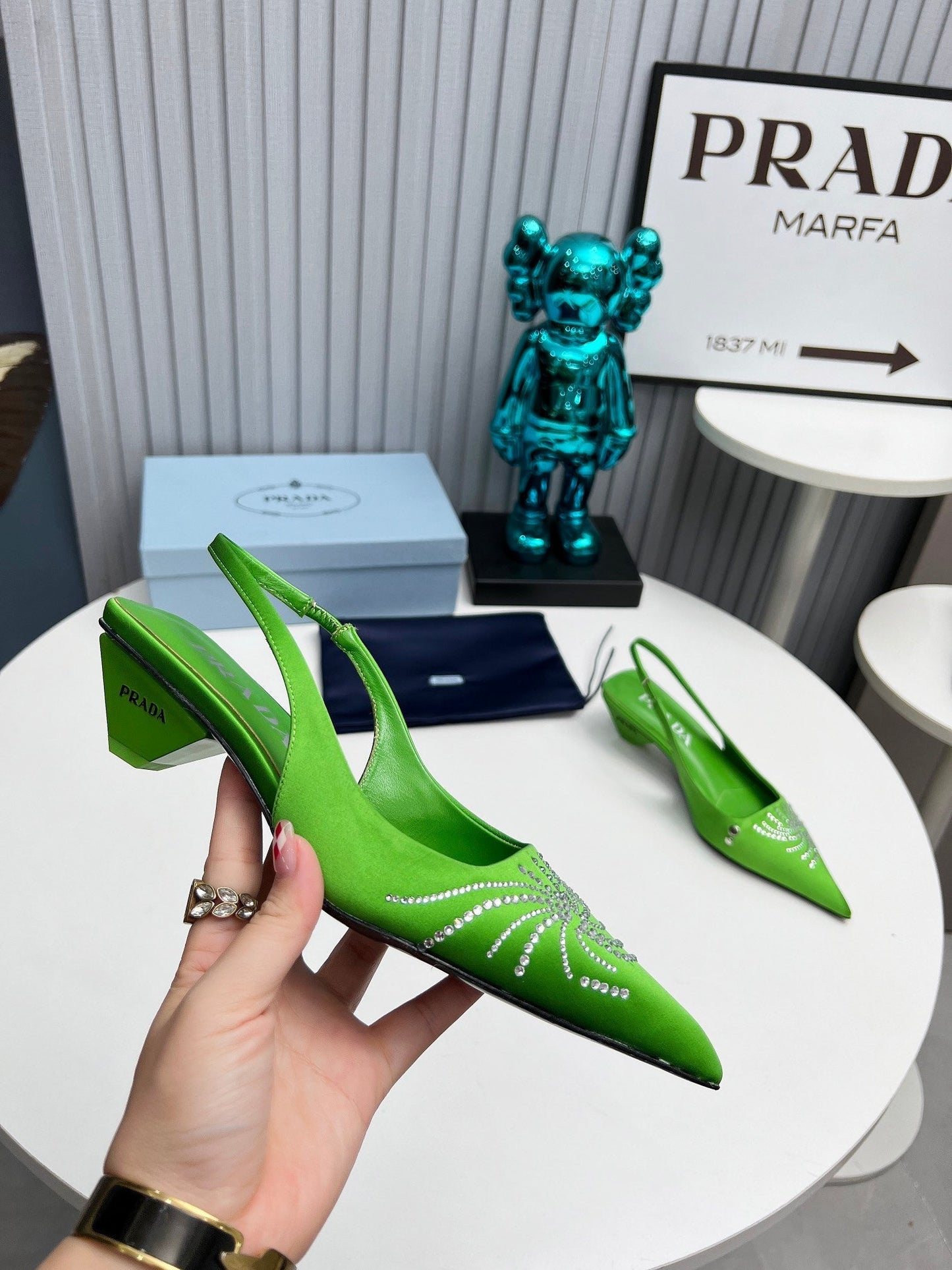 PRADA 26S СЛІНГБЕКИ З ЗАГОСТРЕНИМ НОСКОМ 40 ММ З АТЛАСУ ЯБЛУЧНО-ЗЕЛЕНОГО КОЛЬОРУ, ПРИКРАШЕНІ КРИСТАЛАМИ