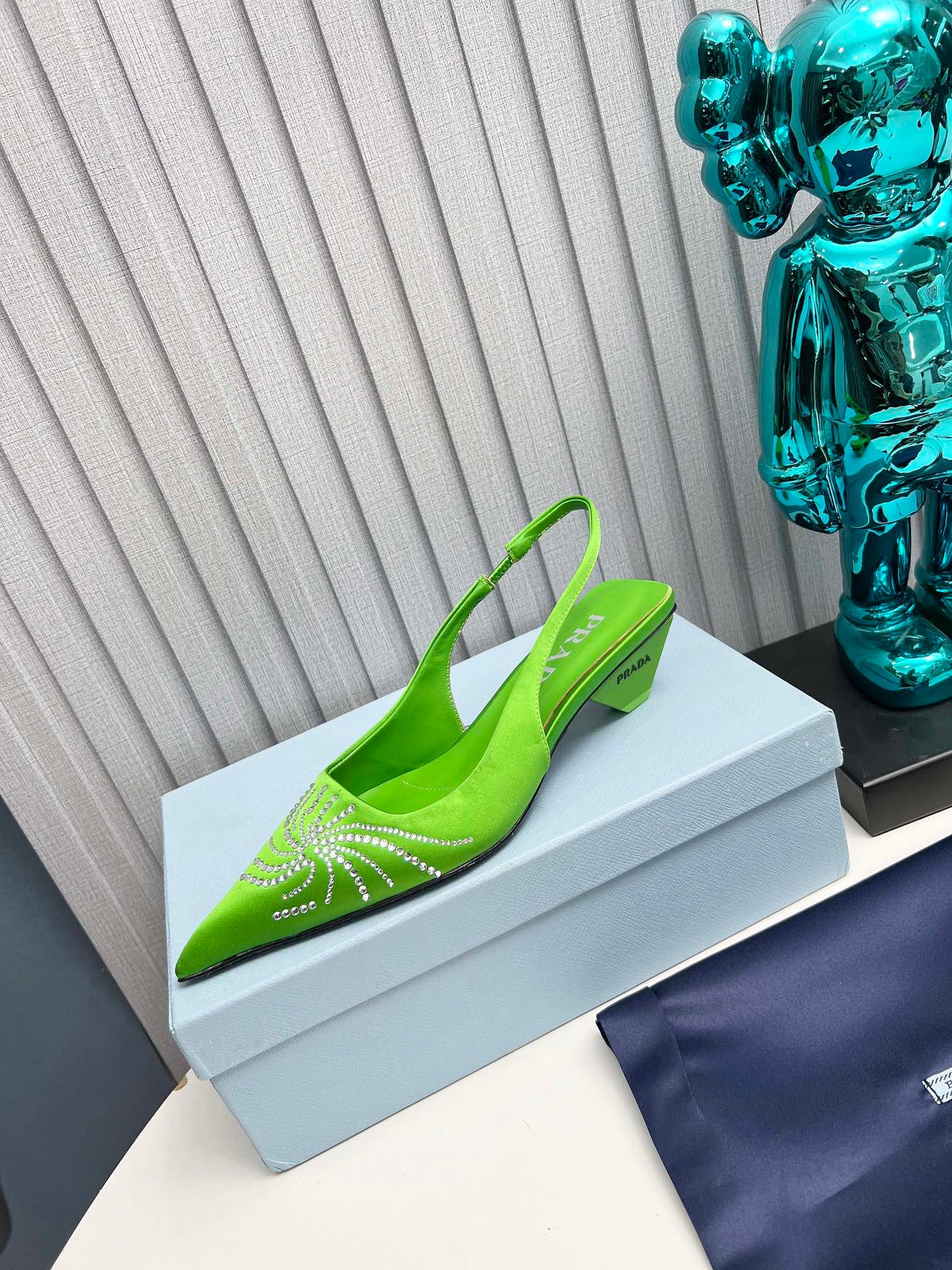 PRADA 26S СЛІНГБЕКИ З ЗАГОСТРЕНИМ НОСКОМ 40 ММ З АТЛАСУ ЯБЛУЧНО-ЗЕЛЕНОГО КОЛЬОРУ, ПРИКРАШЕНІ КРИСТАЛАМИ