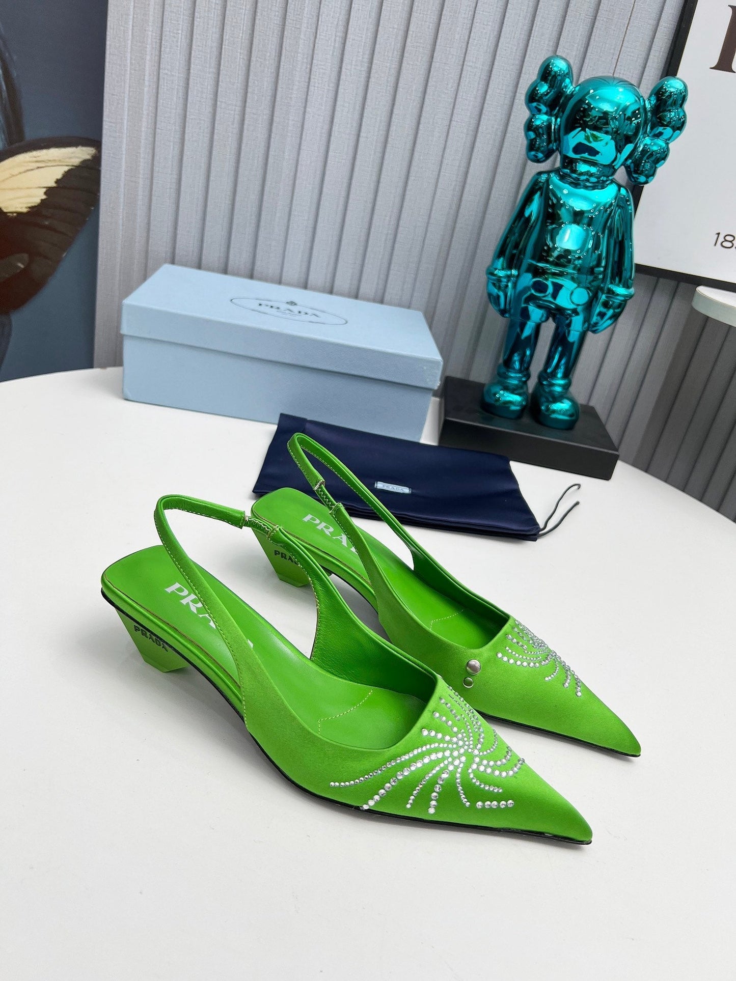 PRADA 26S СЛІНГБЕКИ З ЗАГОСТРЕНИМ НОСКОМ 40 ММ З АТЛАСУ ЯБЛУЧНО-ЗЕЛЕНОГО КОЛЬОРУ, ПРИКРАШЕНІ КРИСТАЛАМИ