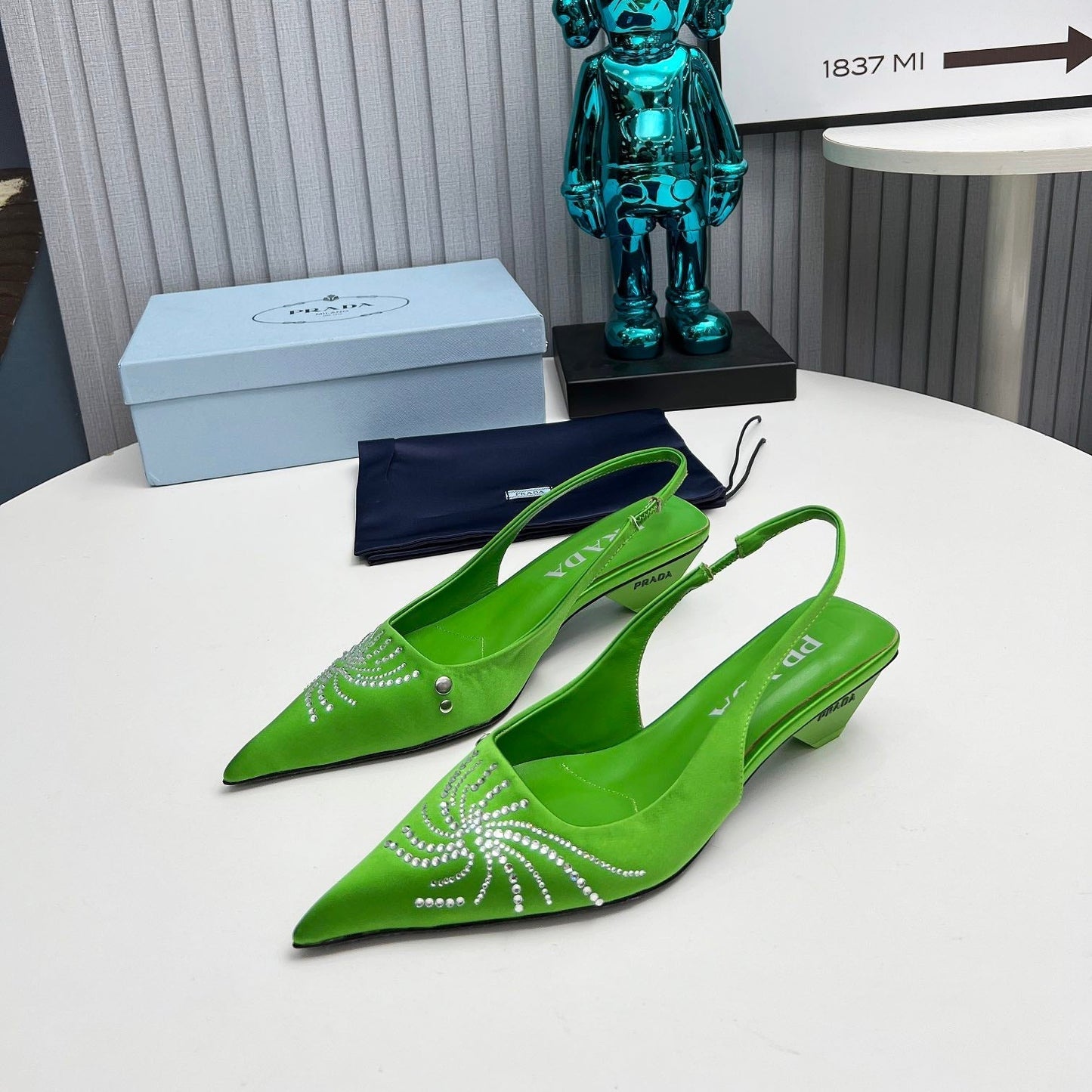 PRADA 26S СЛІНГБЕКИ З ЗАГОСТРЕНИМ НОСКОМ 40 ММ З АТЛАСУ ЯБЛУЧНО-ЗЕЛЕНОГО КОЛЬОРУ, ПРИКРАШЕНІ КРИСТАЛАМИ