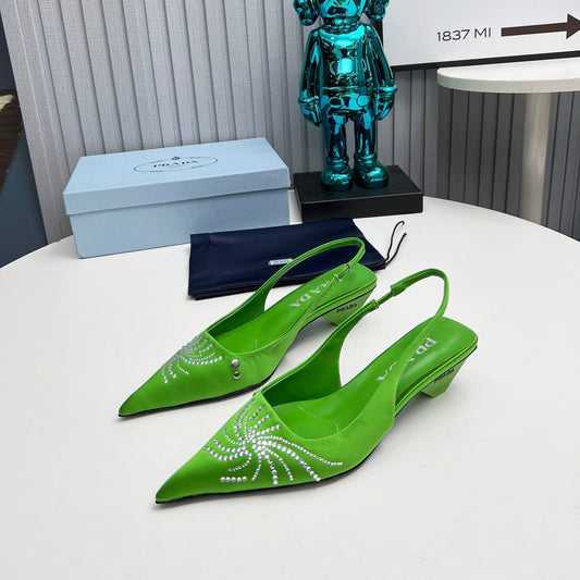 PRADA 26S СЛІНГБЕКИ З ЗАГОСТРЕНИМ НОСКОМ 40 ММ З АТЛАСУ ЯБЛУЧНО-ЗЕЛЕНОГО КОЛЬОРУ, ПРИКРАШЕНІ КРИСТАЛАМИ