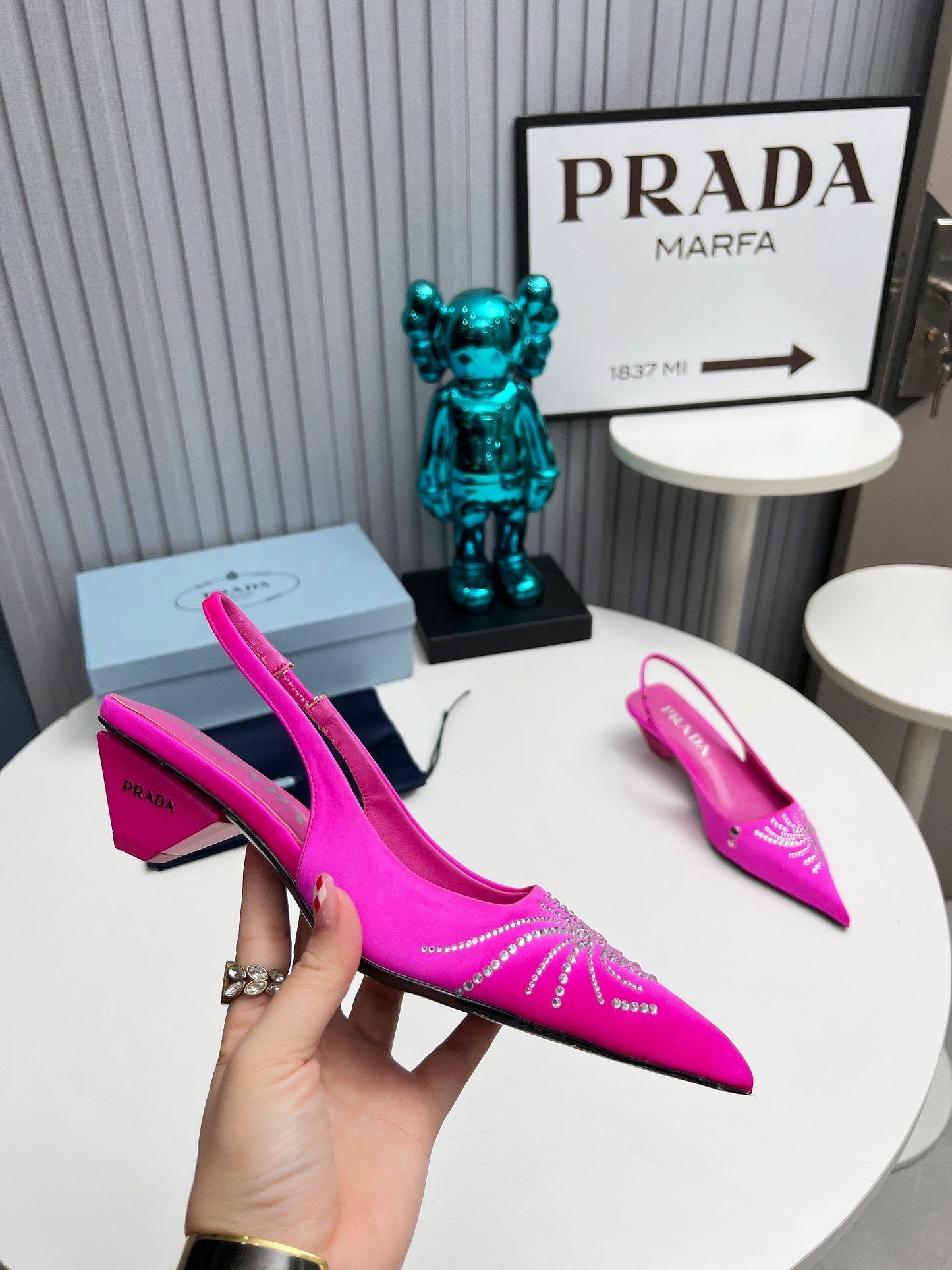 PRADA 26S ГОСТРОНОСІ ТУФЛІ-СЛІНГБЕКИ 40 ММ З РОЖЕВОГО АТЛАСУ З ДЕКОРОМ З КРИСТАЛІВ