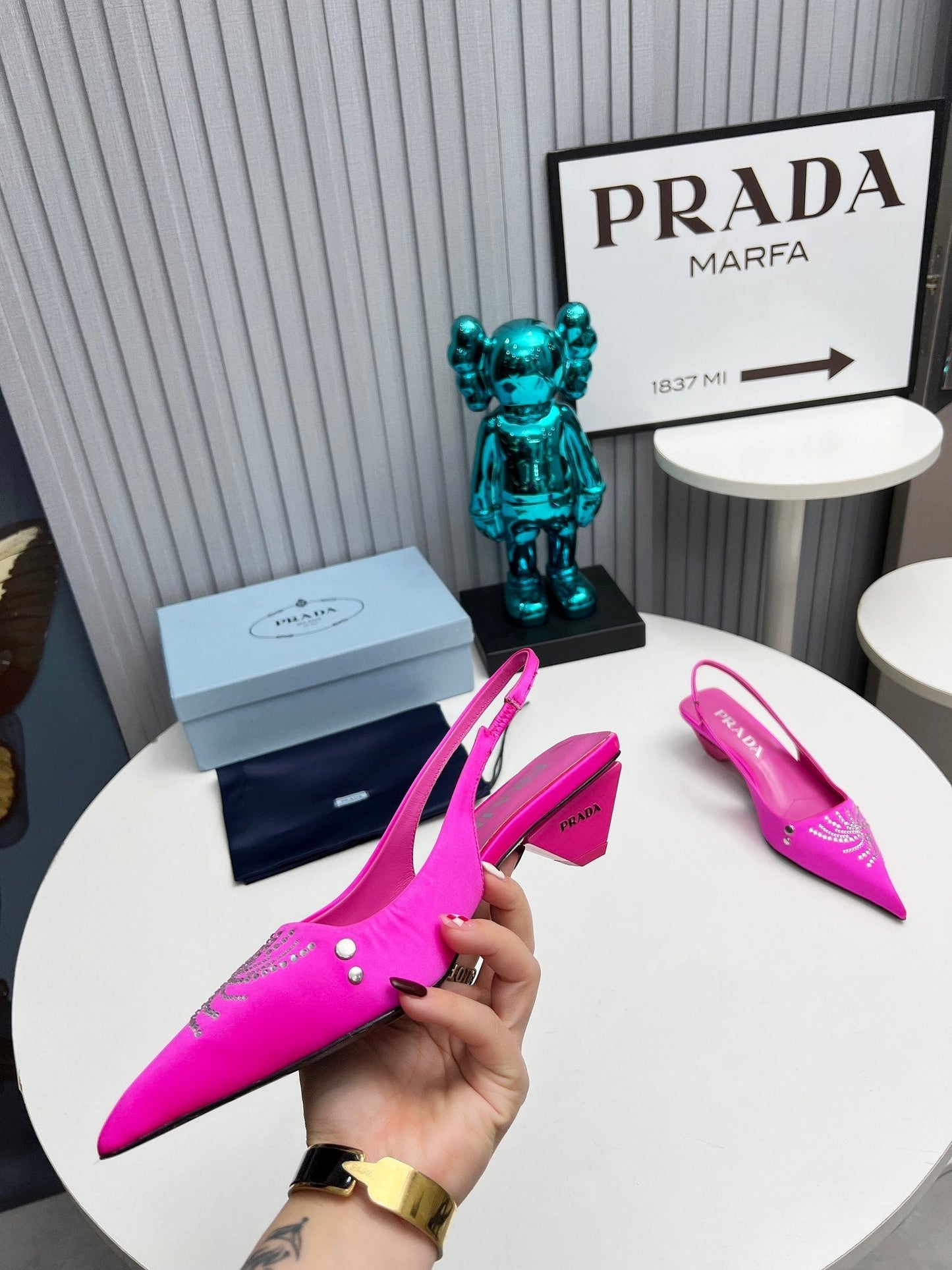 PRADA 26S ГОСТРОНОСІ ТУФЛІ-СЛІНГБЕКИ 40 ММ З РОЖЕВОГО АТЛАСУ З ДЕКОРОМ З КРИСТАЛІВ
