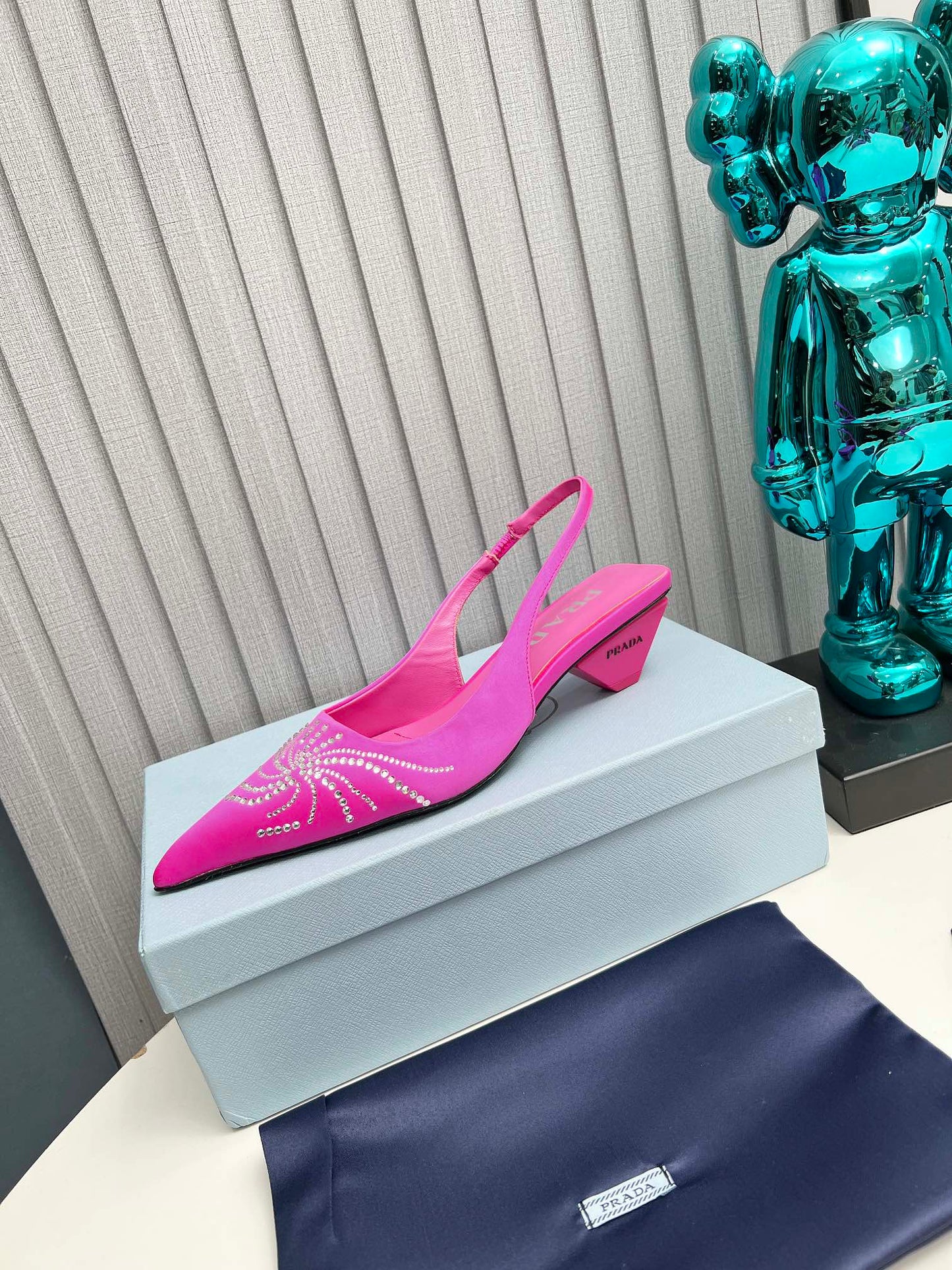 PRADA 26S ГОСТРОНОСІ ТУФЛІ-СЛІНГБЕКИ 40 ММ З РОЖЕВОГО АТЛАСУ З ДЕКОРОМ З КРИСТАЛІВ