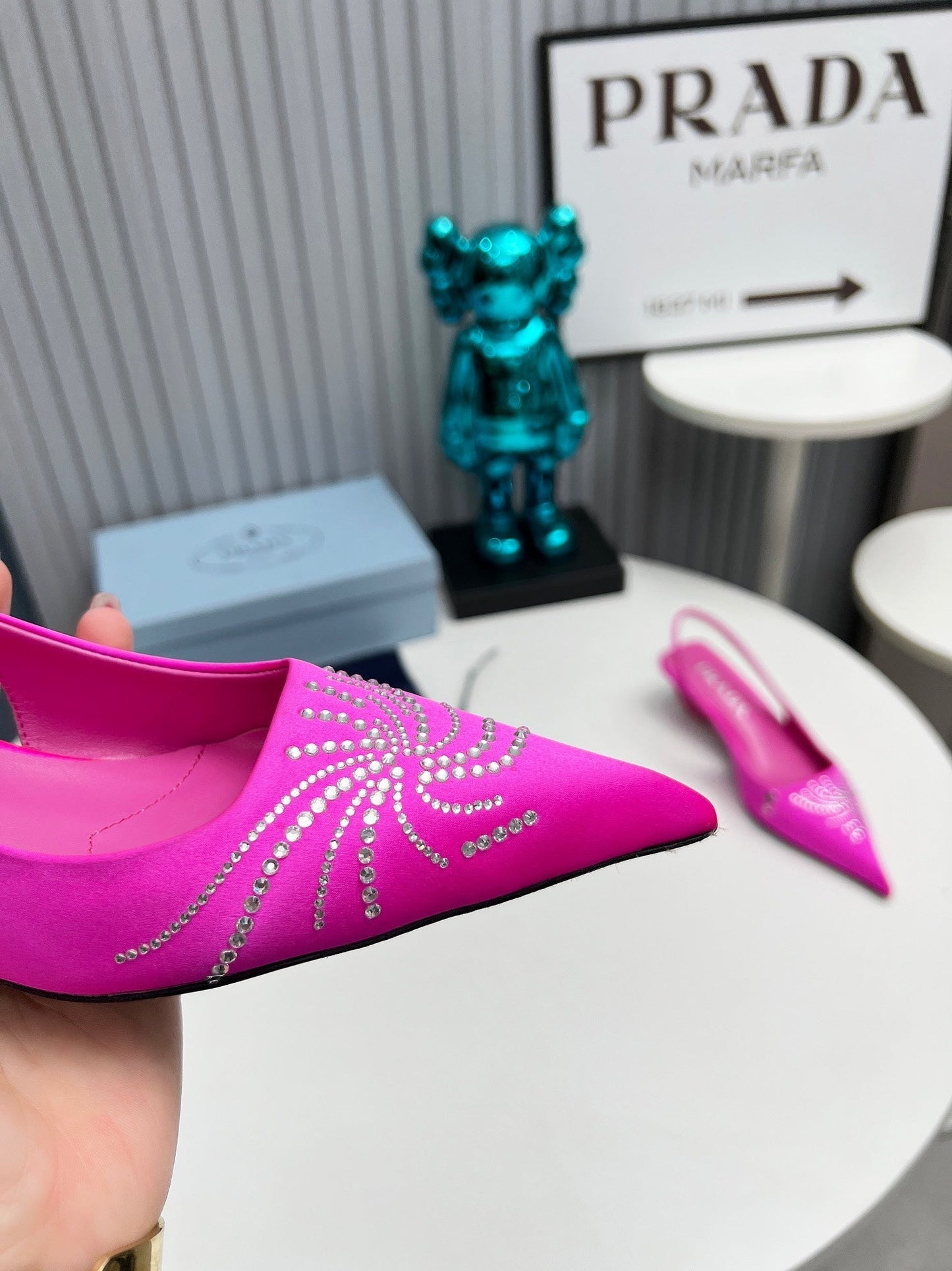 PRADA 26S ГОСТРОНОСІ ТУФЛІ-СЛІНГБЕКИ 40 ММ З РОЖЕВОГО АТЛАСУ З ДЕКОРОМ З КРИСТАЛІВ
