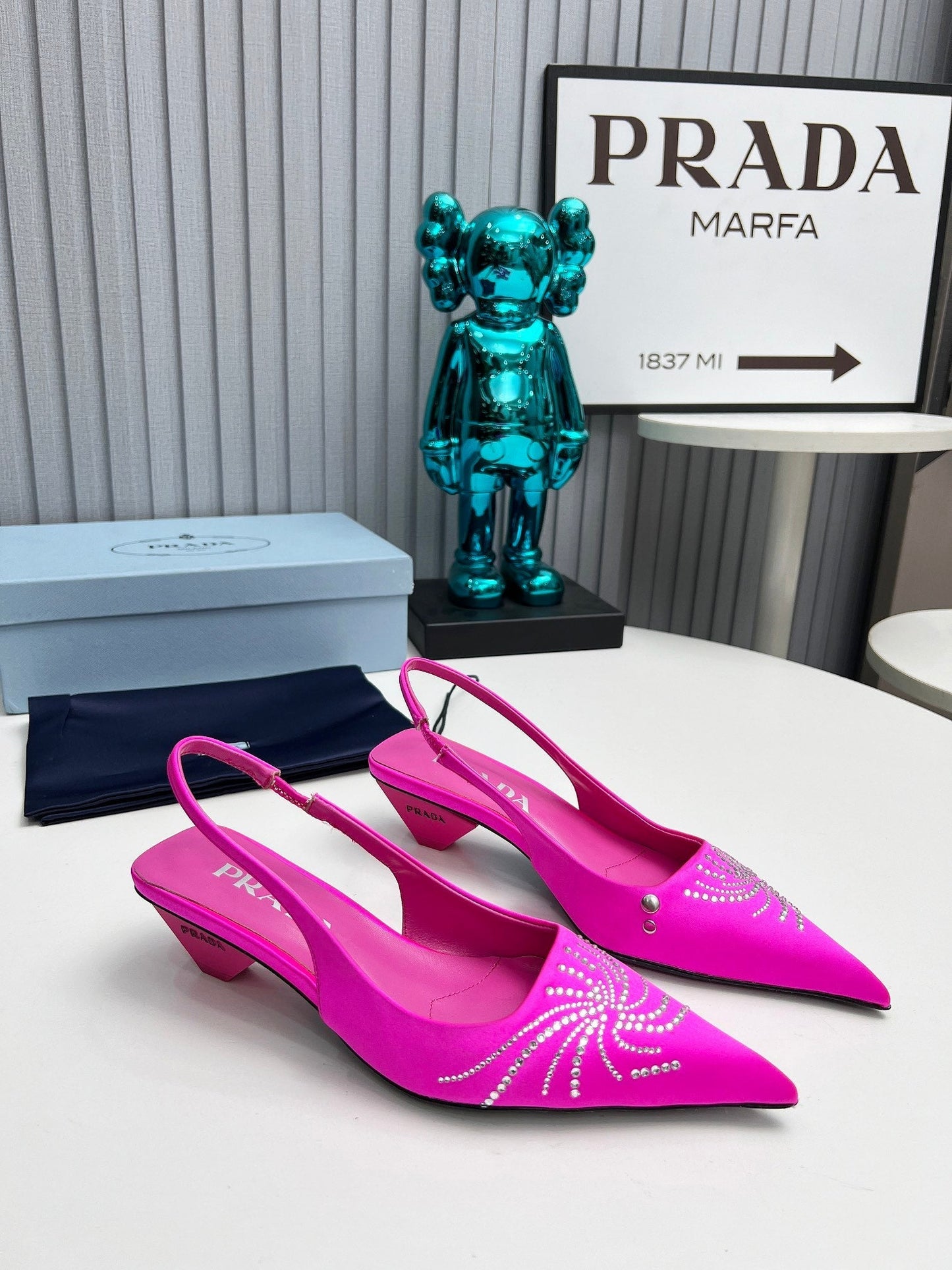 PRADA 26S ГОСТРОНОСІ ТУФЛІ-СЛІНГБЕКИ 40 ММ З РОЖЕВОГО АТЛАСУ З ДЕКОРОМ З КРИСТАЛІВ