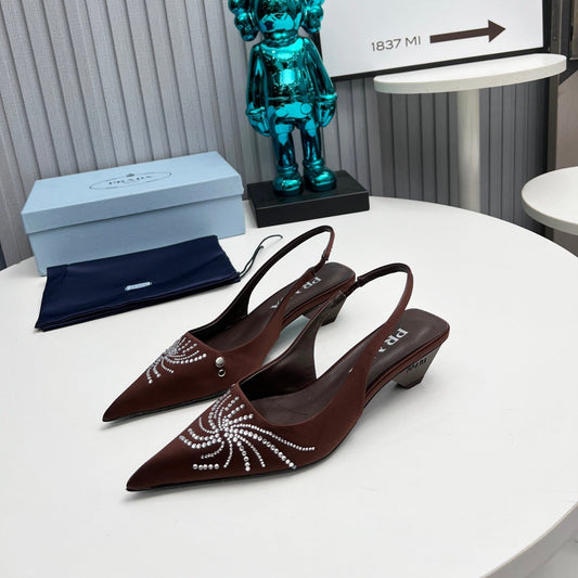 PRADA 26S ТУФЛІ З ГОСТРИМ НОСКОМ НА НИЗЬКИХ ПІДБОРАХ (40 ММ) ТЕМНО-КОРИЧНЕВІ АТЛАСНІ, ПРИКРАШЕНІ КРИСТАЛАМИ
