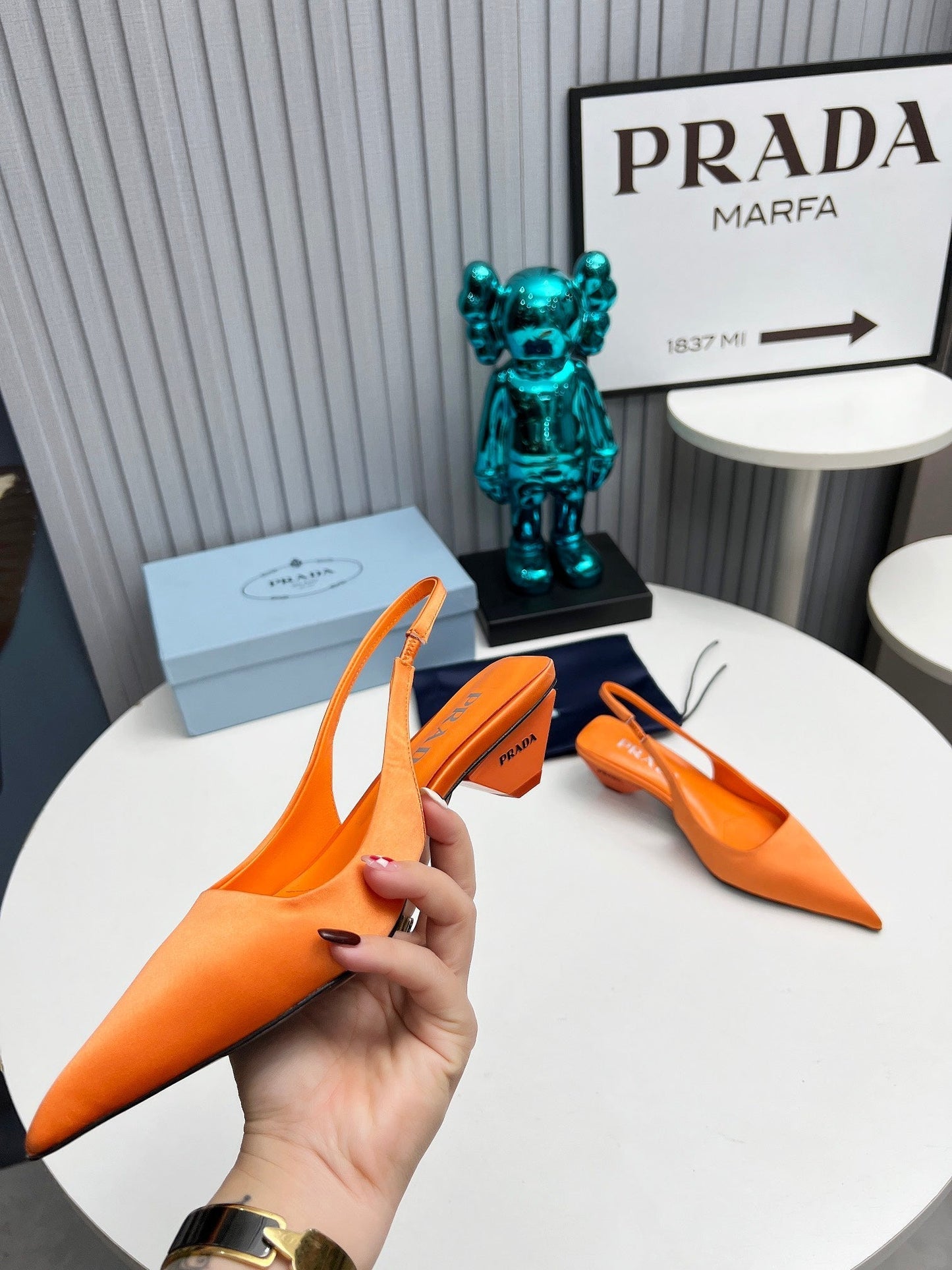 PRADA 26S ГОСТРОНОСІ ТУФЛІ-СЛІНГБЕКИ 40 ММ З ПОМАРАНЧЕВОГО АТЛАСУ