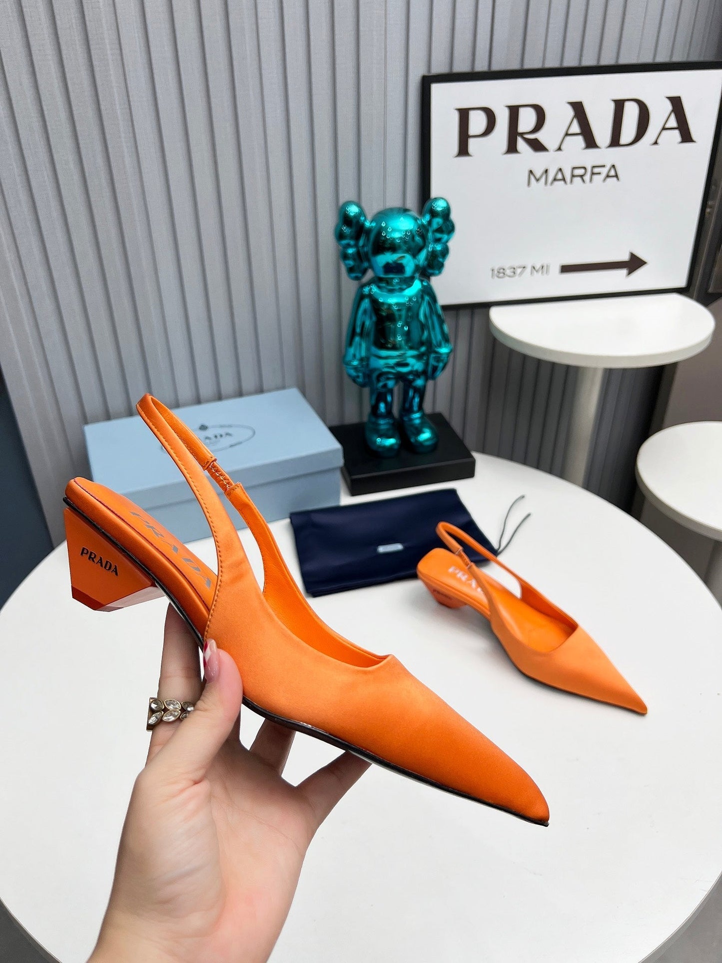 PRADA 26S ГОСТРОНОСІ ТУФЛІ-СЛІНГБЕКИ 40 ММ З ПОМАРАНЧЕВОГО АТЛАСУ