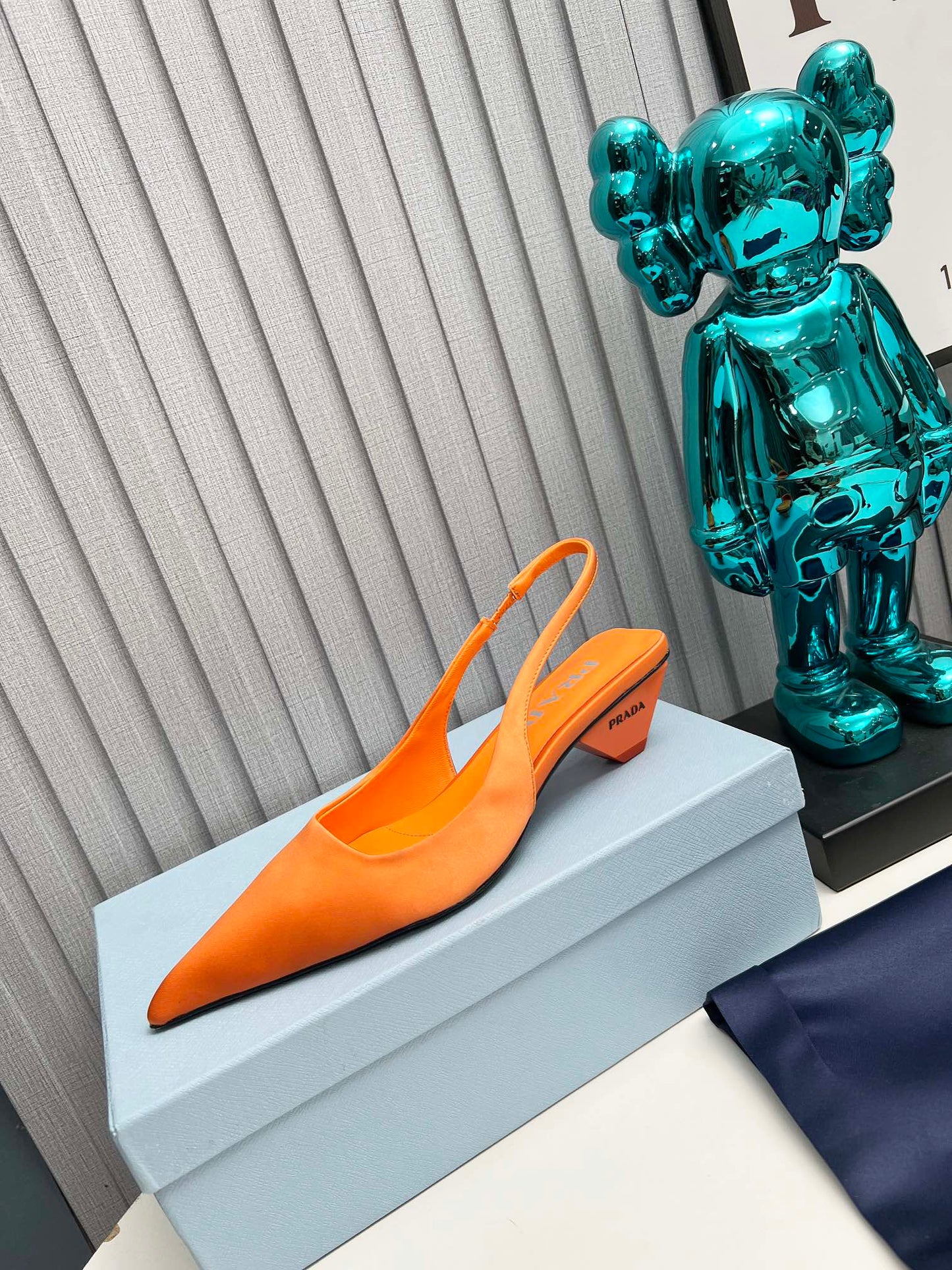 PRADA 26S ГОСТРОНОСІ ТУФЛІ-СЛІНГБЕКИ 40 ММ З ПОМАРАНЧЕВОГО АТЛАСУ