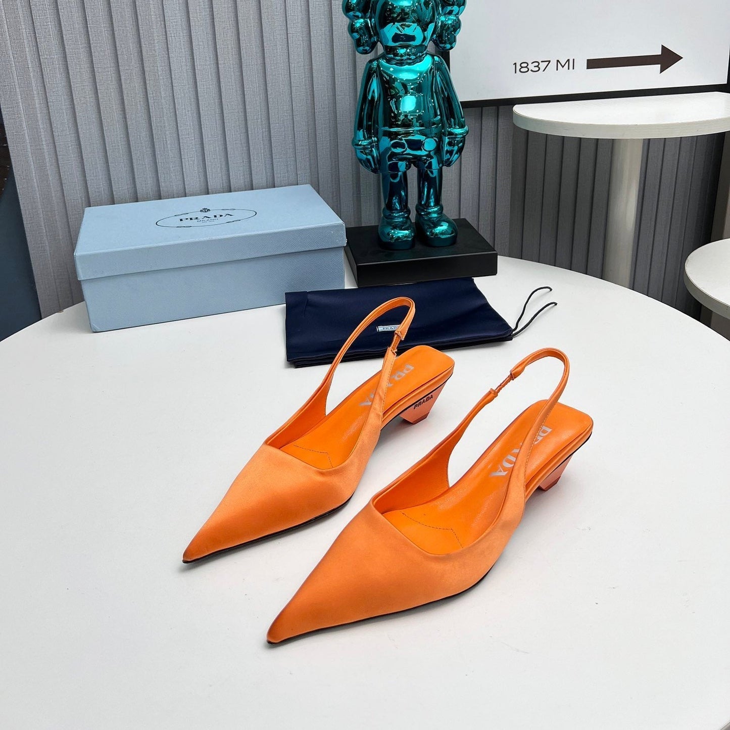 PRADA 26S ГОСТРОНОСІ ТУФЛІ-СЛІНГБЕКИ 40 ММ З ПОМАРАНЧЕВОГО АТЛАСУ