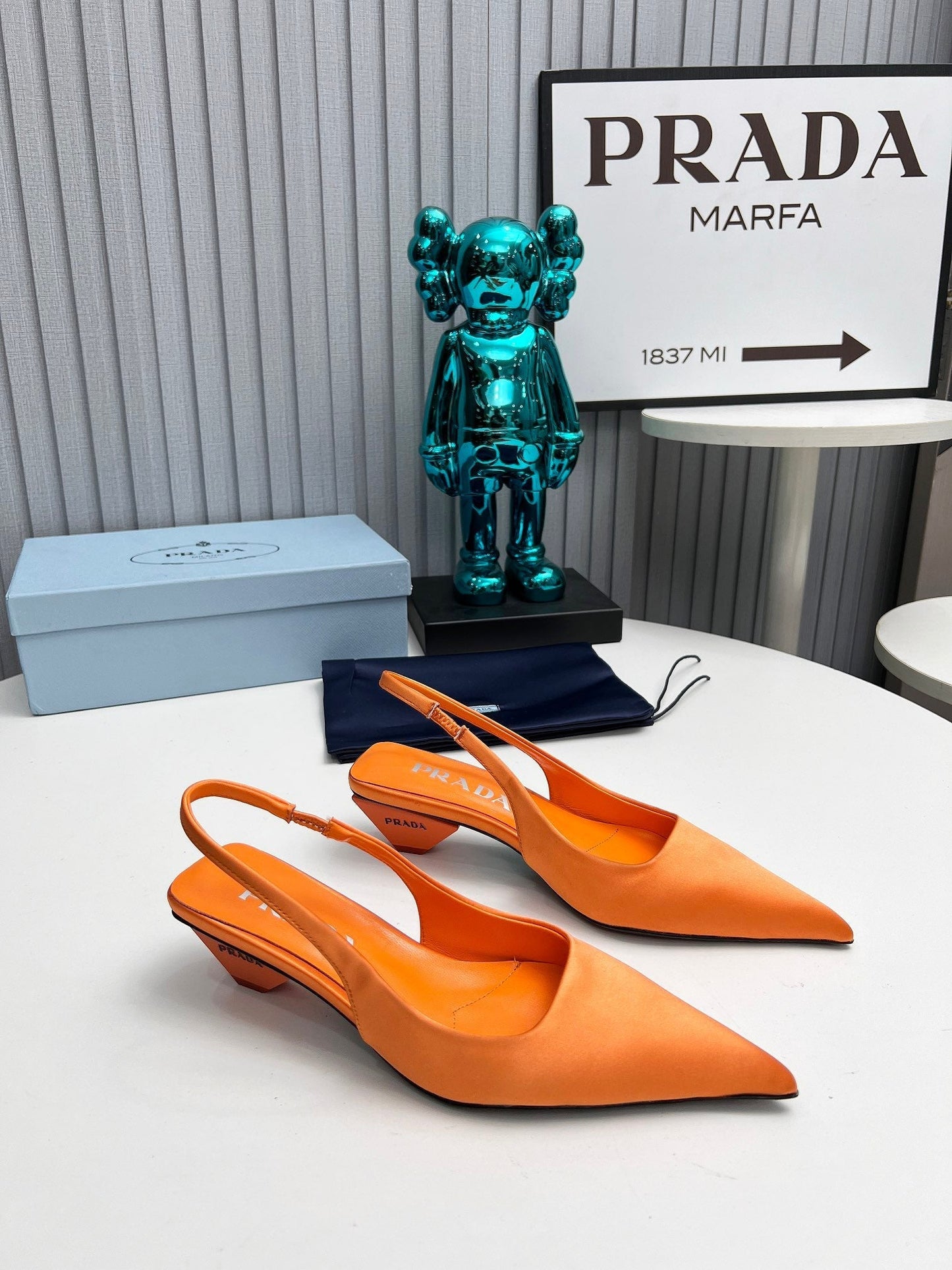 PRADA 26S ГОСТРОНОСІ ТУФЛІ-СЛІНГБЕКИ 40 ММ З ПОМАРАНЧЕВОГО АТЛАСУ