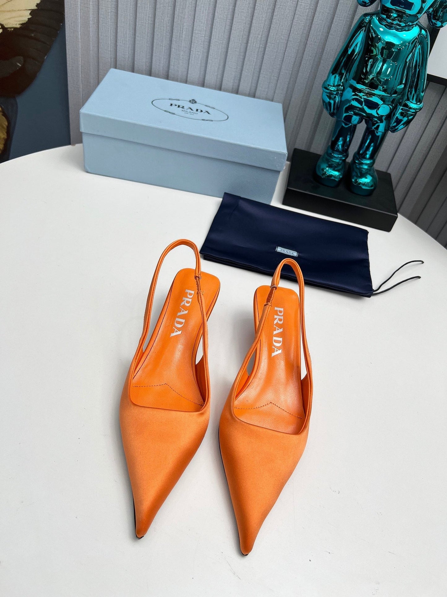 PRADA 26S ГОСТРОНОСІ ТУФЛІ-СЛІНГБЕКИ 40 ММ З ПОМАРАНЧЕВОГО АТЛАСУ