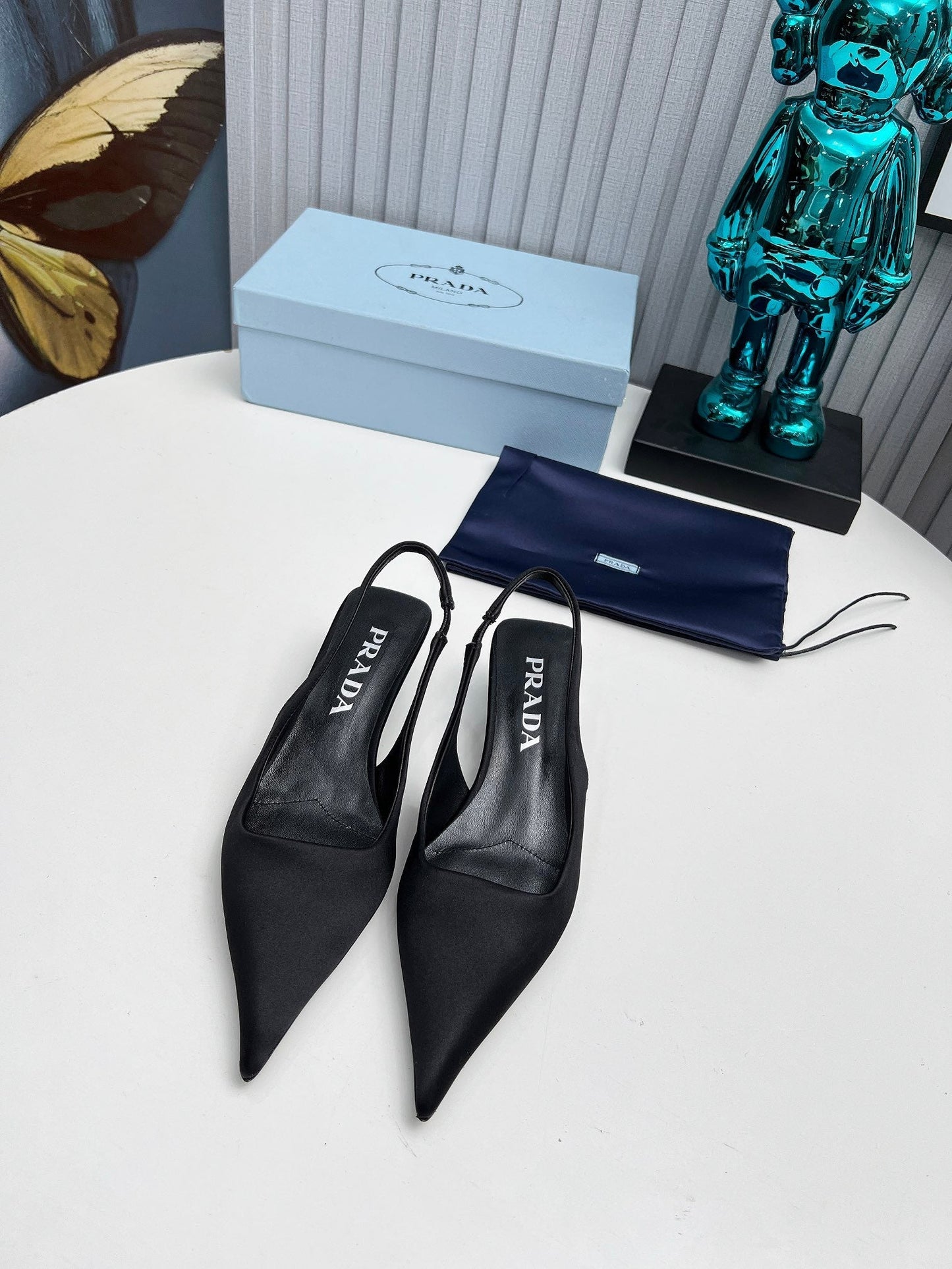 PRADA 26S ГОСТРОНОСІ ТУФЛІ З РЕМІНЦЕМ ЗЗАДУ 40 ММ З ЧОРНОГО АТЛАСУ