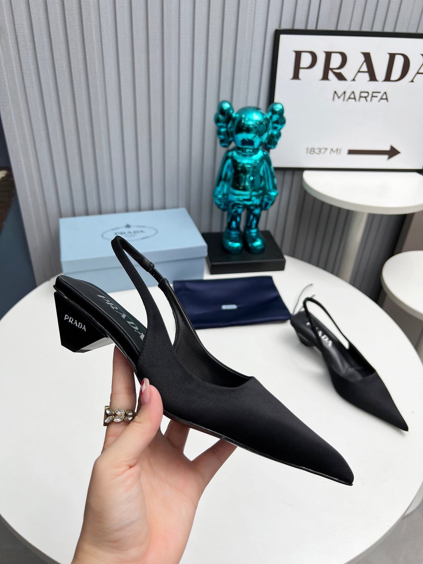 PRADA 26S ГОСТРОНОСІ ТУФЛІ З РЕМІНЦЕМ ЗЗАДУ 40 ММ З ЧОРНОГО АТЛАСУ