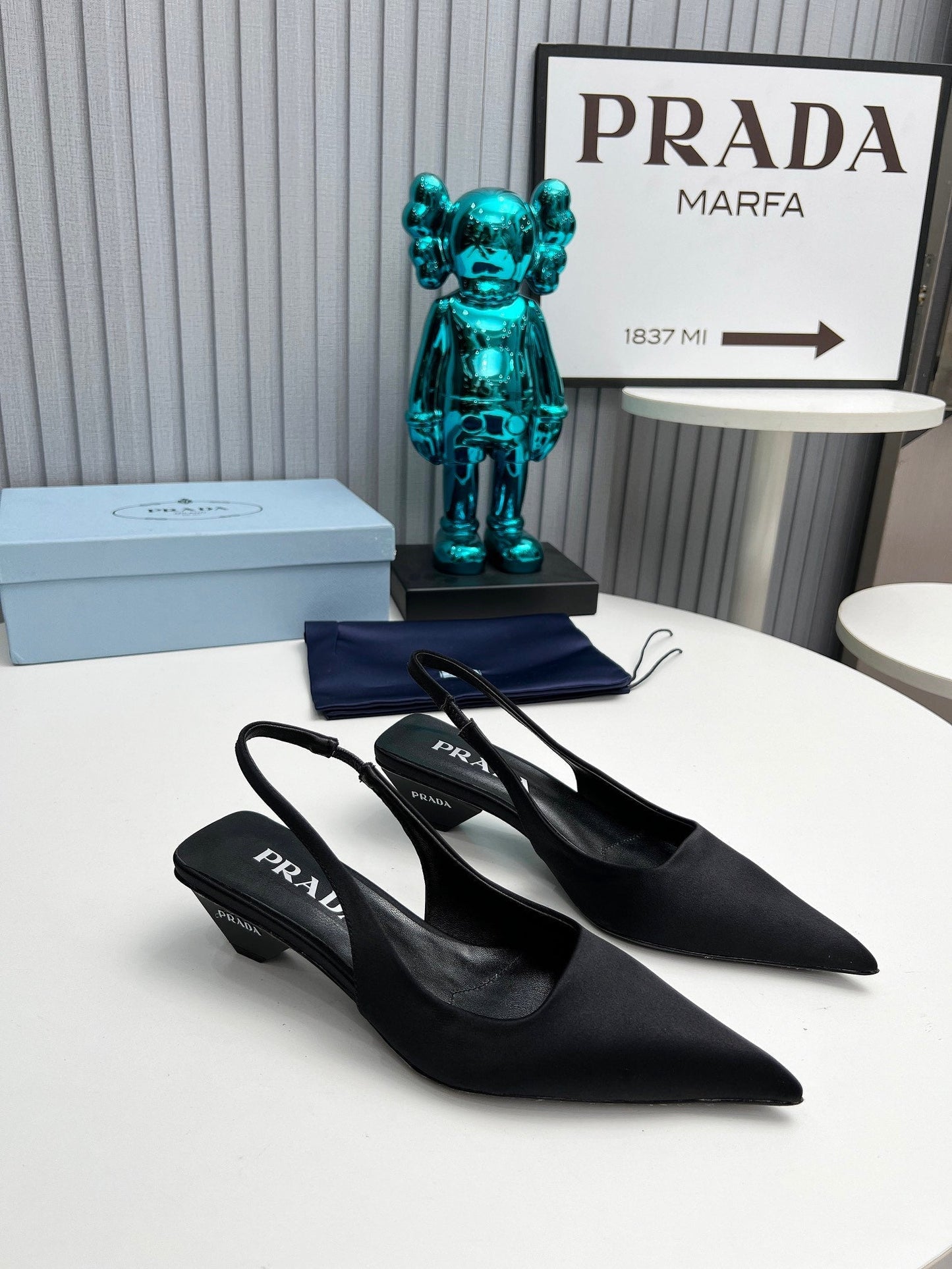 PRADA 26S ГОСТРОНОСІ ТУФЛІ З РЕМІНЦЕМ ЗЗАДУ 40 ММ З ЧОРНОГО АТЛАСУ