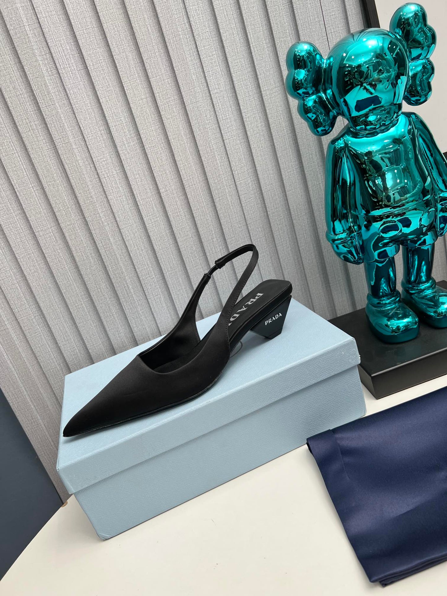 PRADA 26S ГОСТРОНОСІ ТУФЛІ З РЕМІНЦЕМ ЗЗАДУ 40 ММ З ЧОРНОГО АТЛАСУ