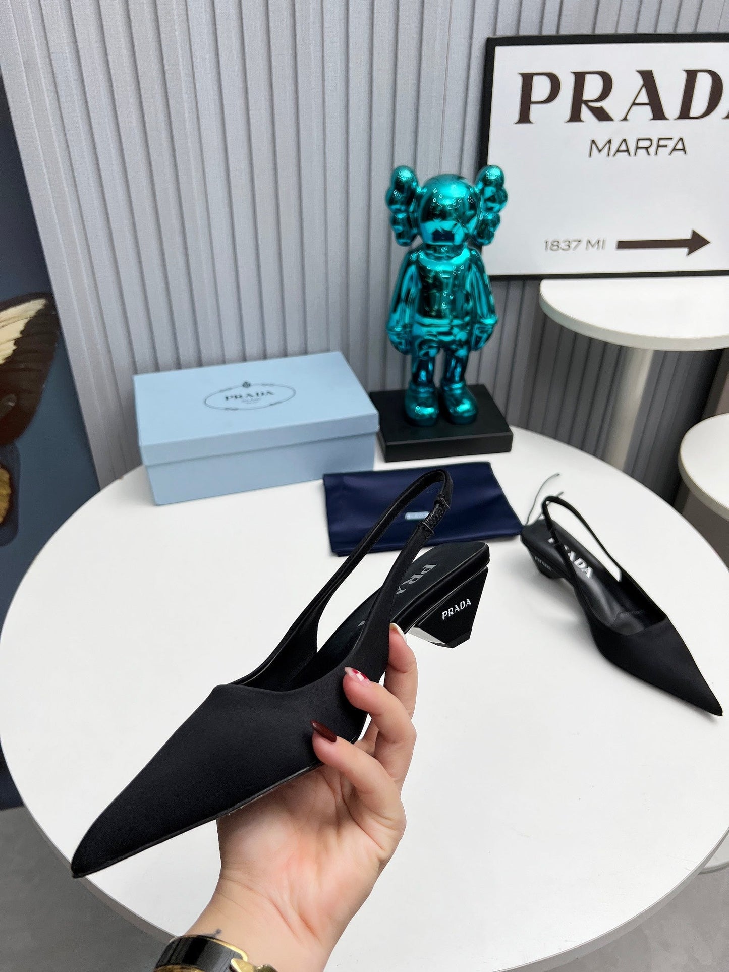 PRADA 26S ГОСТРОНОСІ ТУФЛІ З РЕМІНЦЕМ ЗЗАДУ 40 ММ З ЧОРНОГО АТЛАСУ
