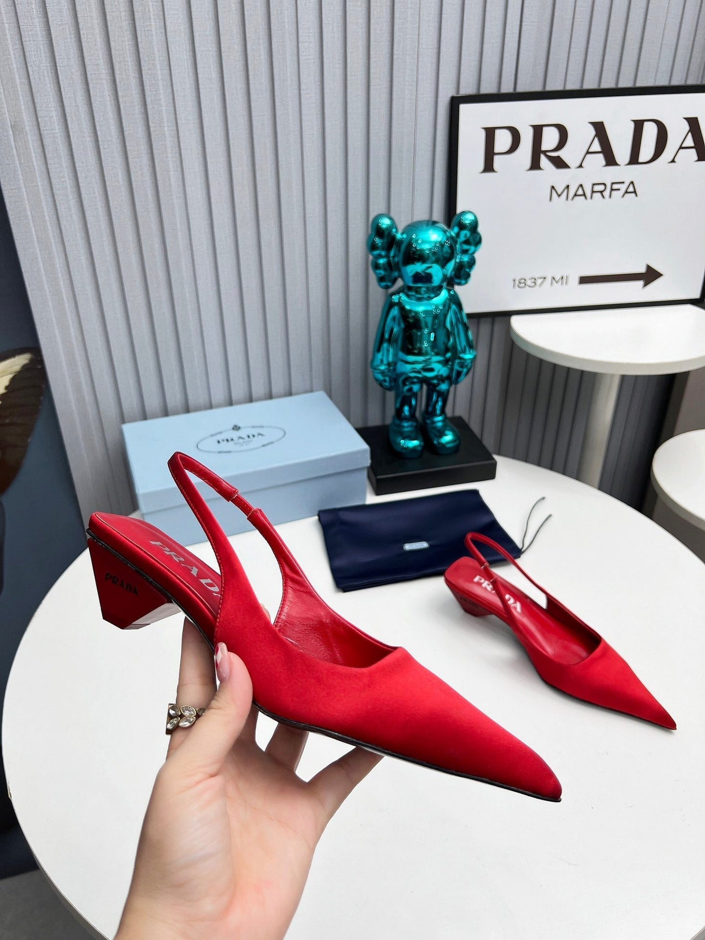 PRADA 26S ГОСТРОНОСІ ТУФЛІ-СЛІНГБЕКИ 40 ММ З ТЕМНО-ЧЕРВОНОГО АТЛАСУ