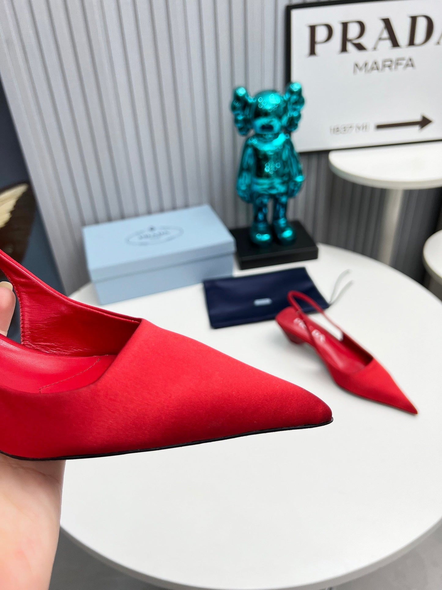 PRADA 26S ГОСТРОНОСІ ТУФЛІ-СЛІНГБЕКИ 40 ММ З ТЕМНО-ЧЕРВОНОГО АТЛАСУ