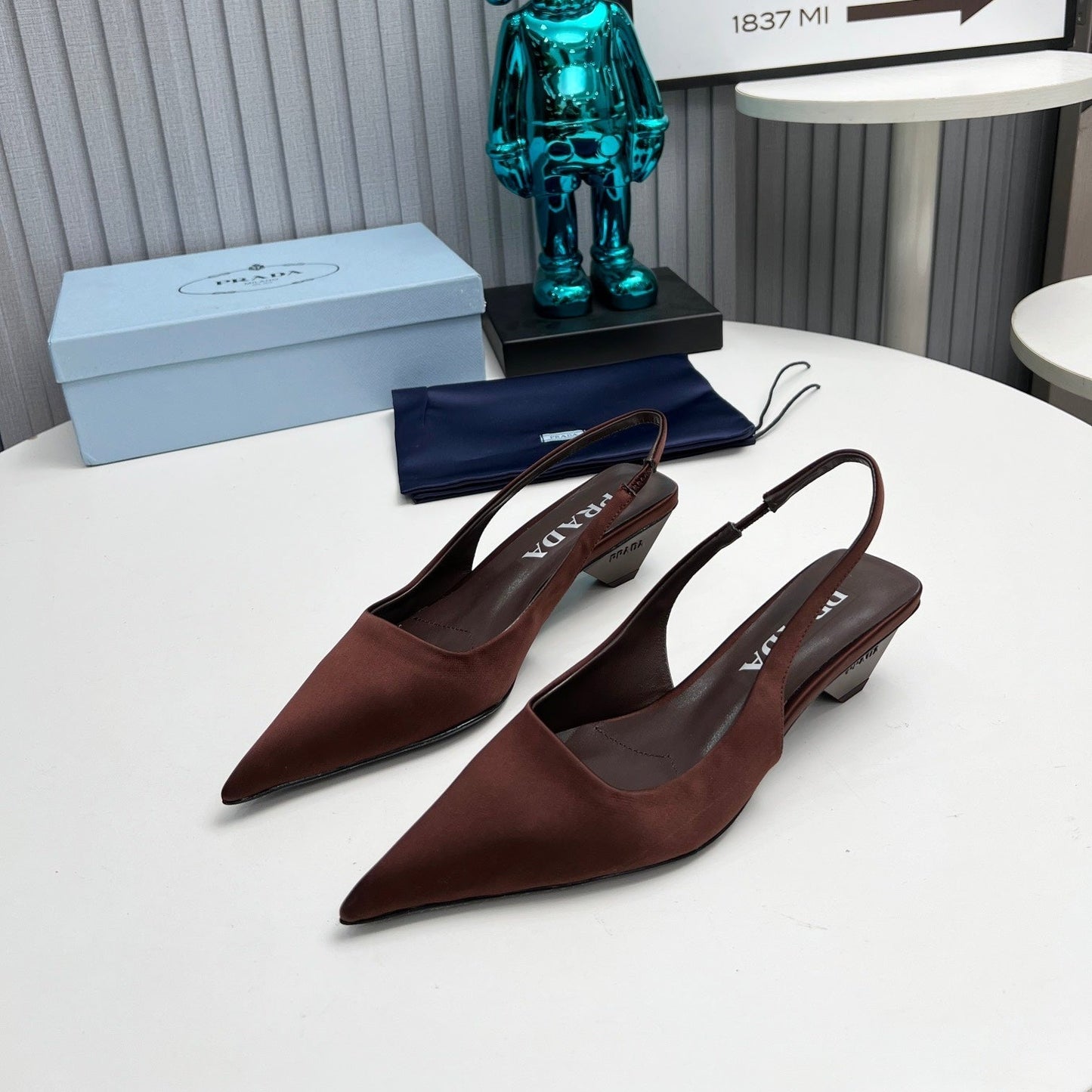 PRADA 26S ТУФЛІ-СЛІНГБЕКИ З ГОСТРИМ НОСКОМ 40 ММ З ТЕМНО-КОРИЧНЕВОГО АТЛАСУ